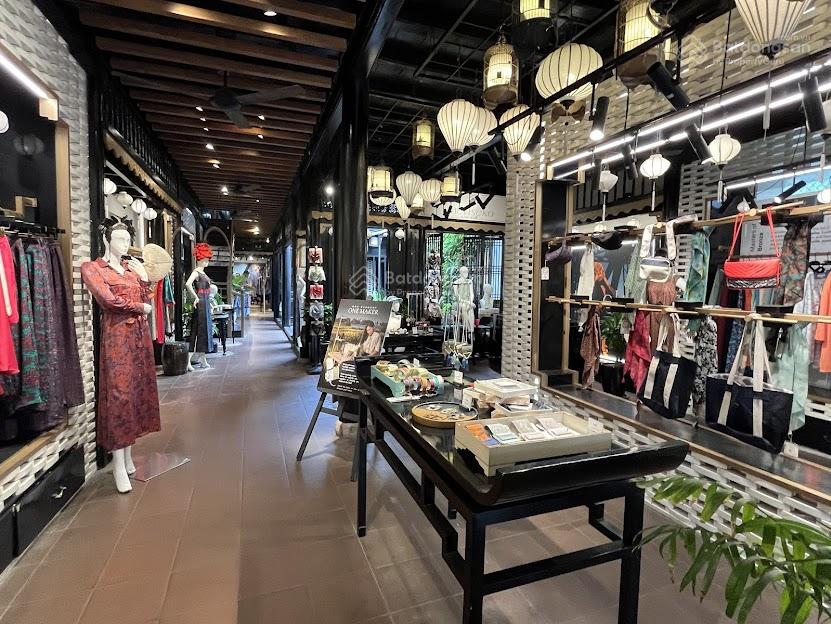 BÁN NHÀ MT TRẦN PHÚ PHỐ CỔ HỘI AN đoạn đông khách quốc tế Diện tích: 300m² Ngang 7.5m dài 40m