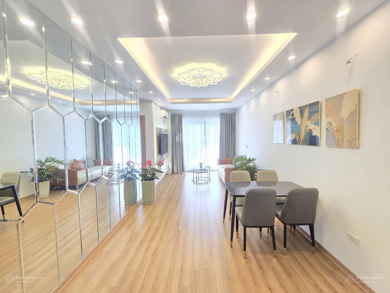 Chính chủ bán căn góc 80m2 3PN 2WC tòa Valencia KĐT Việt Hưng, tầng đẹp ban công ĐN sẵn sổ 5,75tỷ