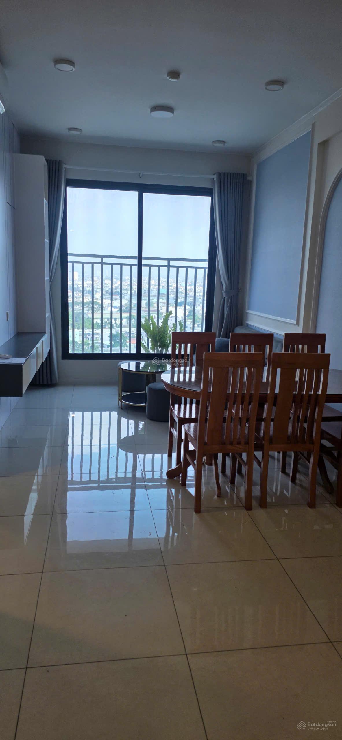 Cần cho thuê căn hộ 2PN-2WC full nội thất như hình tòa C4, view Đông Landmart81. LH: 0902 471 ***