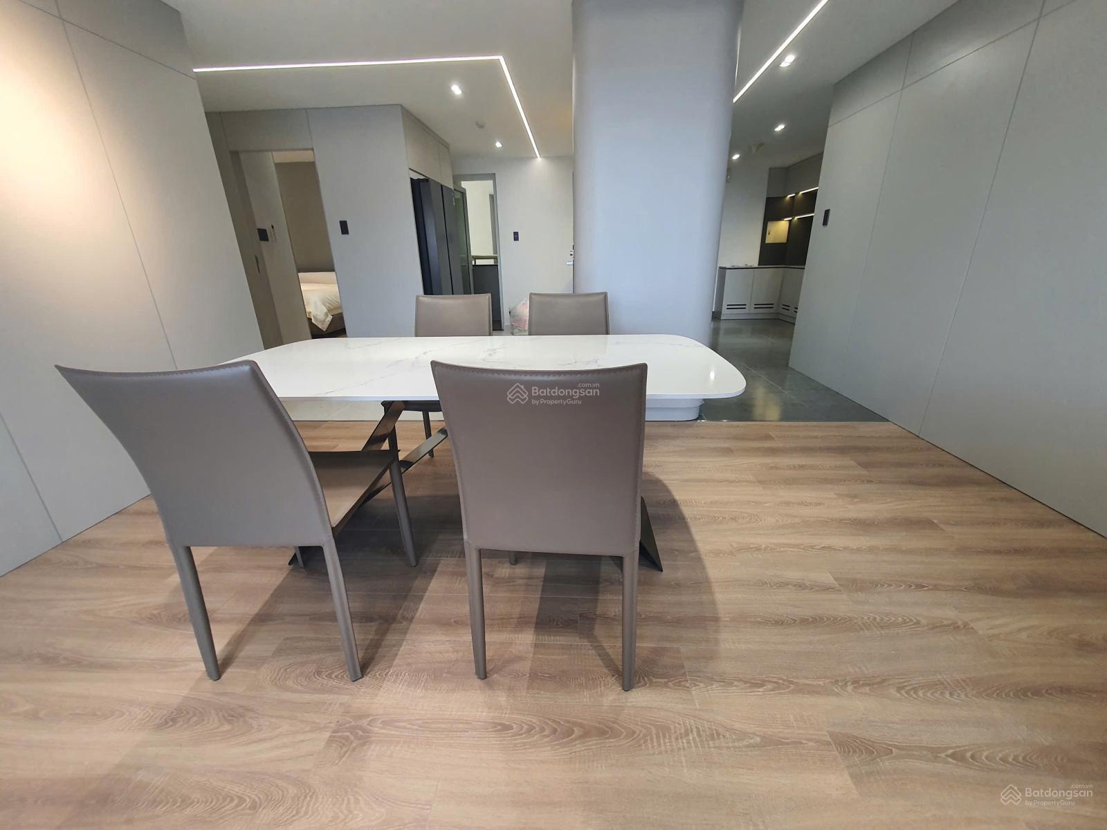 Chính chủ cần bán lại căn hộ cao cấp Hùng Vương Plaza, 3PN, nhà thiết kế nội thất cao cấp