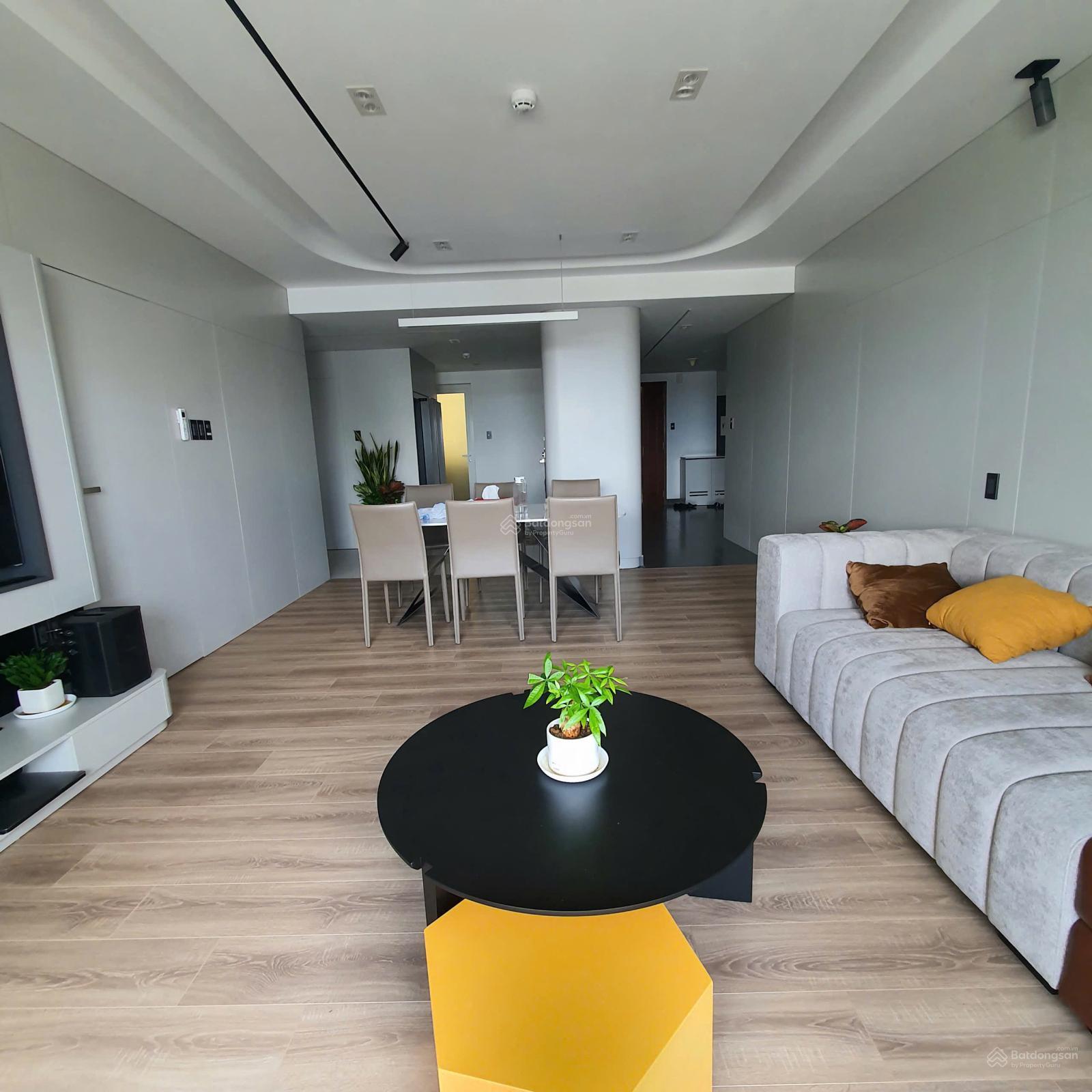 Chính chủ cần bán lại căn hộ cao cấp Hùng Vương Plaza, 3PN, nhà thiết kế nội thất cao cấp