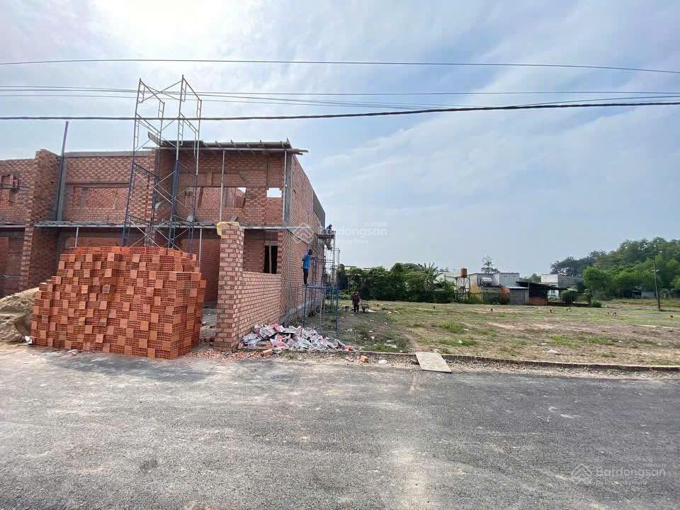 Tôi cần bán gấp lô đất mặt nhựa 5x20m thổ cư 100% ngay gần chợ, UBND xã Giang Điền, giá rẻ