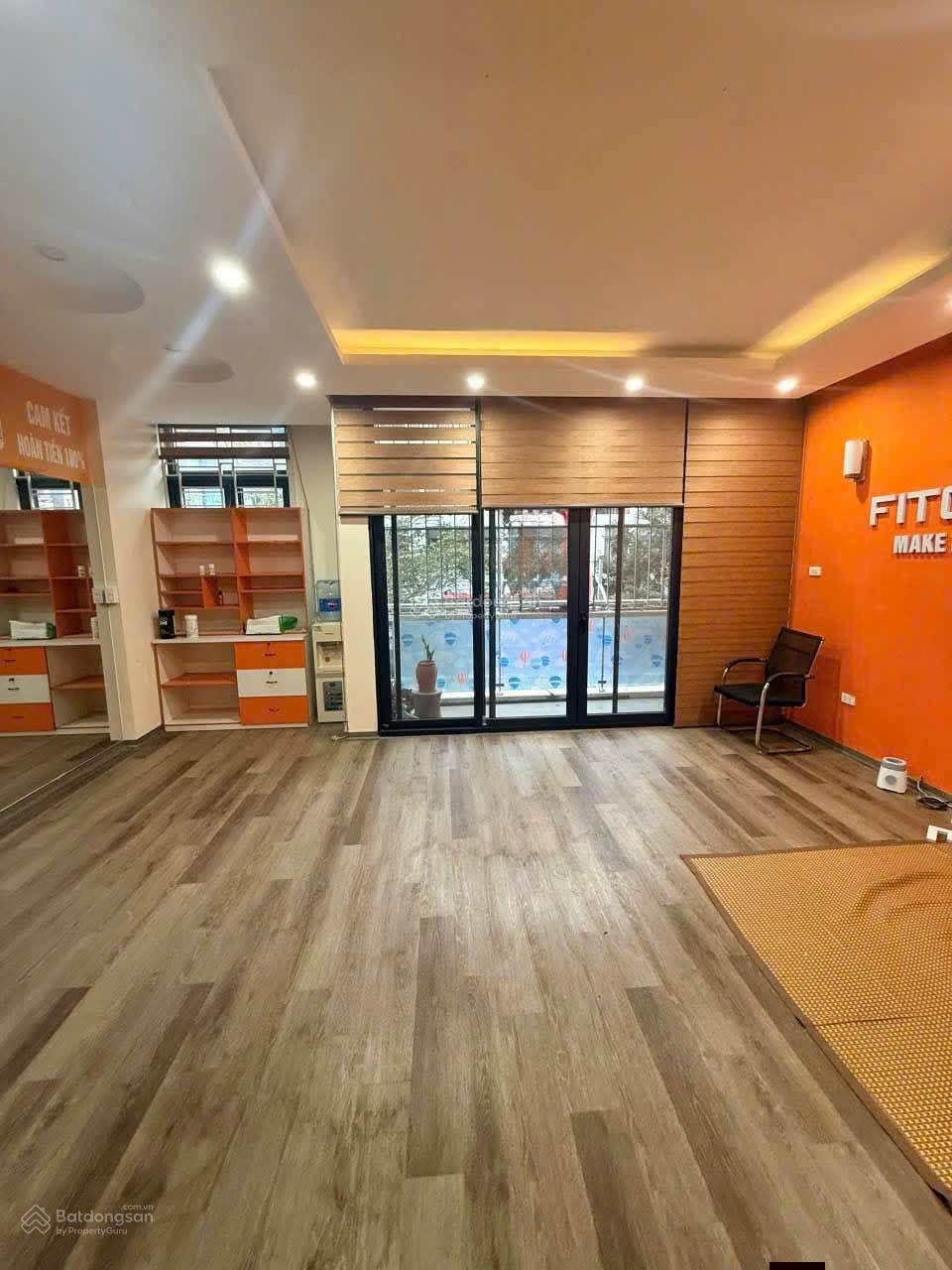 Cho thuê nhà mặt phố Trường Chinh - Đống Đa, dt 65m2 x4 tầng, mt 7.5 m, 45 tr, thông sàn, thang máy