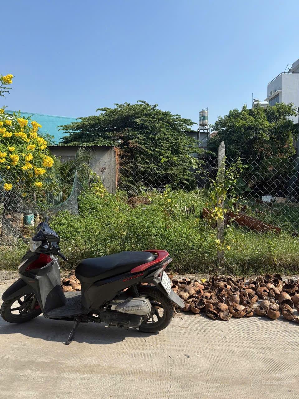 5 tỷ : bán đất đường 12 hiệp bình Phước thủ Đức Dt : 76,2 m2 Ngang 4 m dài 19 ,5 m Hẻm hơi 5 m