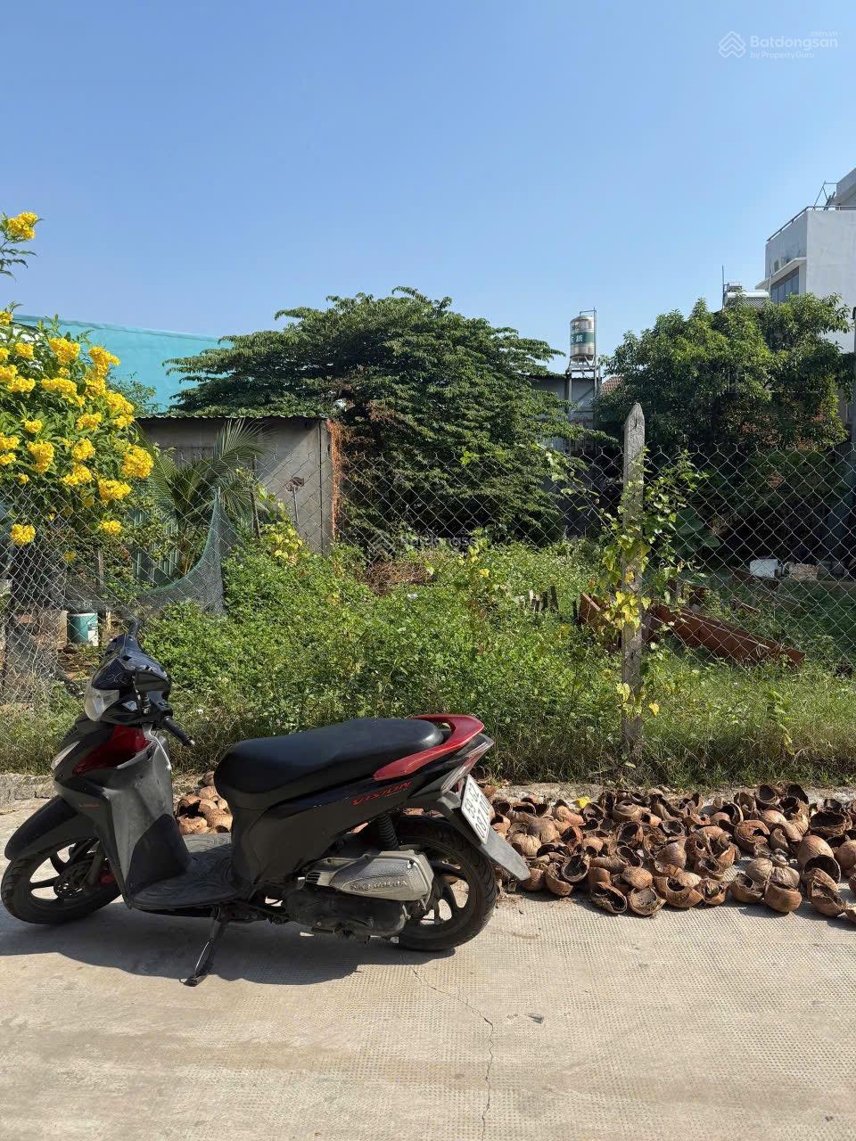 5 tỷ : bán đất đường 12 hiệp bình Phước thủ Đức Dt : 76,2 m2 Ngang 4 m dài 19 ,5 m Hẻm hơi 5 m