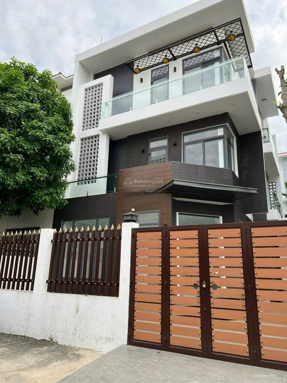 Siêu VIP!! Biệt thự Phú Mỹ Hưng - Quận 7 - DT 10x20m - 3 tầng - Giá bán 52 tỷ