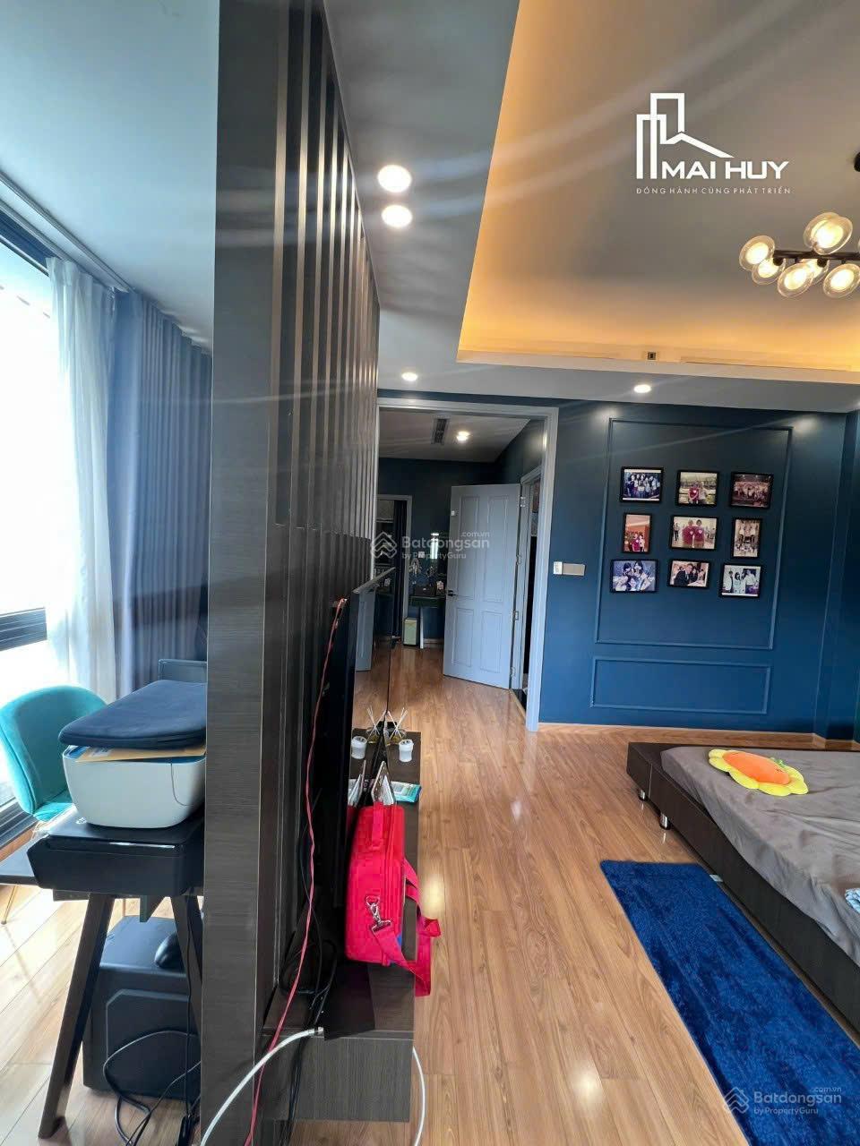 Bán gấp Mặt tiền Ngay Tôn Dật Tiên- Phú Mỹ Hưng-DT:10x20m- 4 tầng- HĐT 100tr - Giá 50 tỷ