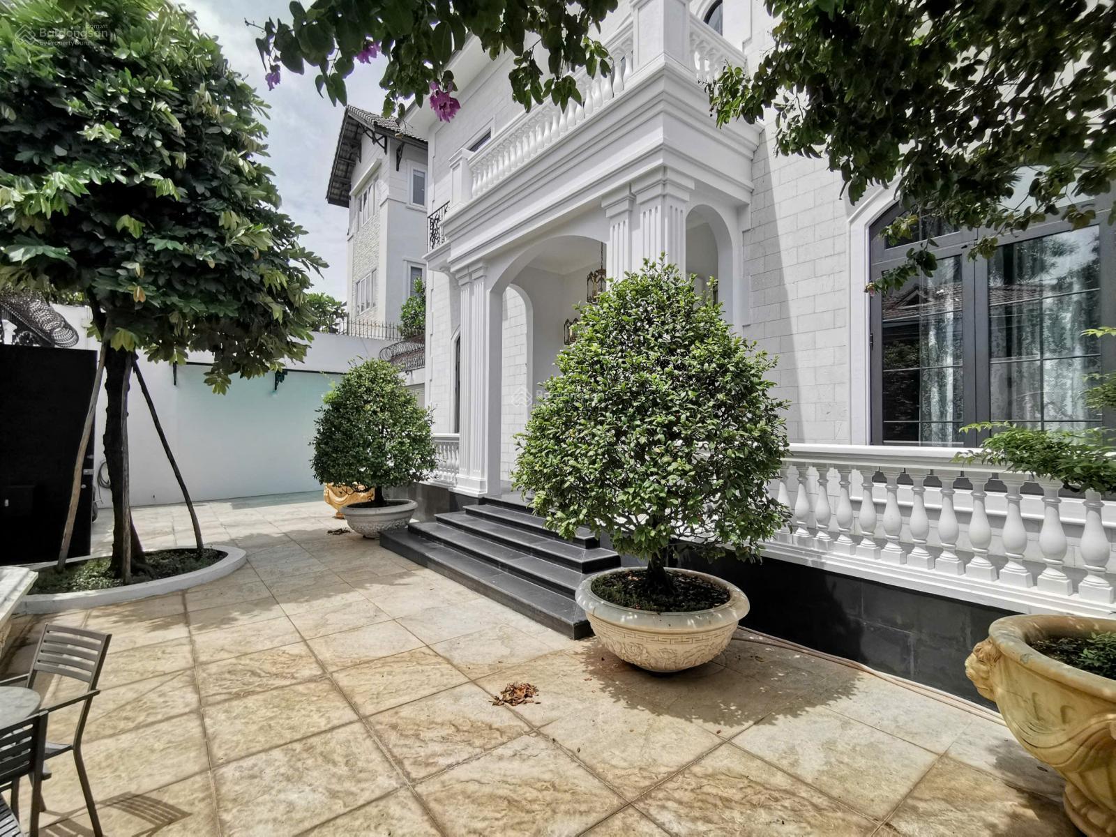 Bán gấp Mặt tiền Ngay Tôn Dật Tiên- Phú Mỹ Hưng-DT:10x20m- 4 tầng- HĐT 100tr - Giá 50 tỷ