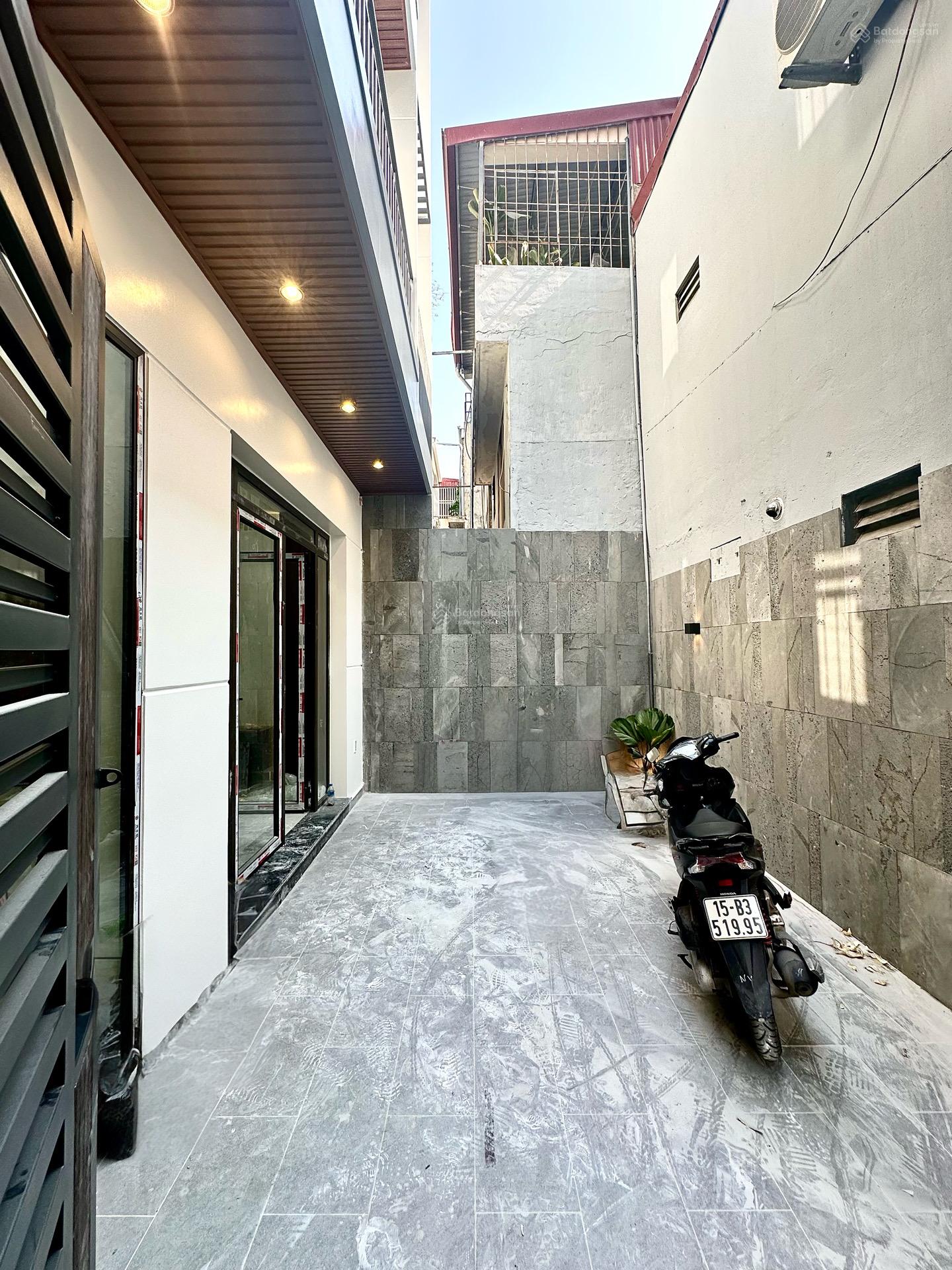 Nhà 4 tầng diện tích 100m2 xây mới phố Hoàng Minh Thảo - Ô tô đỗ sát nhà - Full nội thất