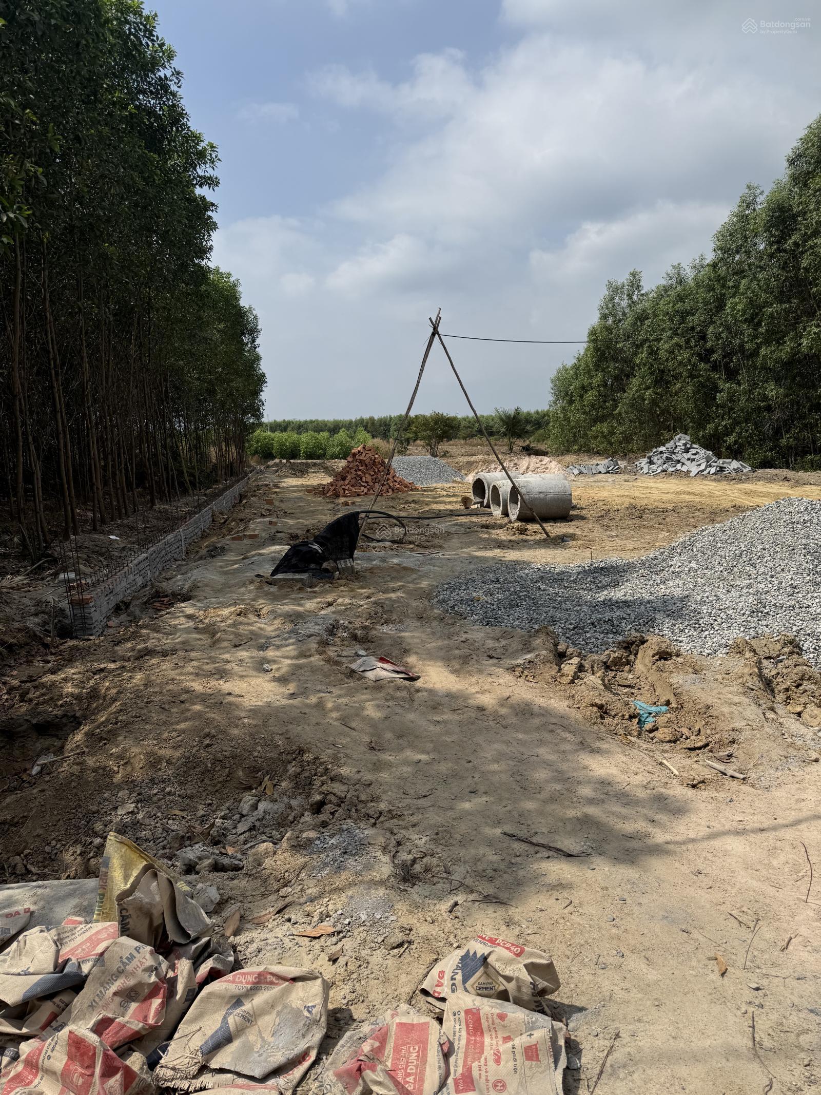 Bán lô đất mặt tiền đường nhựa xã Bưng Riềng DT: 1000m2 ngang 15.7mx60m giá 950 triệu Bán lô đất mặt tiền đường nhựa xã Bưng Riềng DT: 1000m2 ngang 15.7mx60m giá 950 triệu