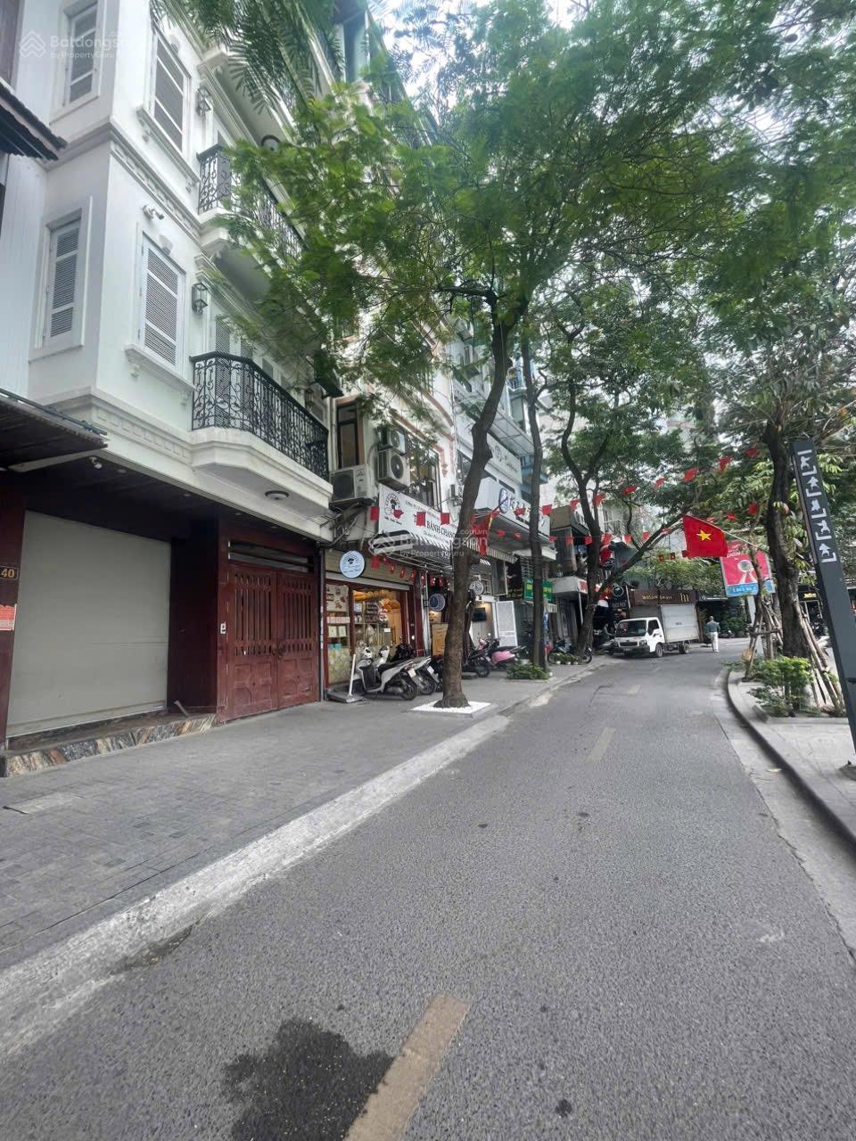 Chủ nhà gửi bán nhà Mặt Hồ Phạm Huy Thông:55m2,5 tầng,mt:10m.Giá:38tỷ.LH:0888 999 ***