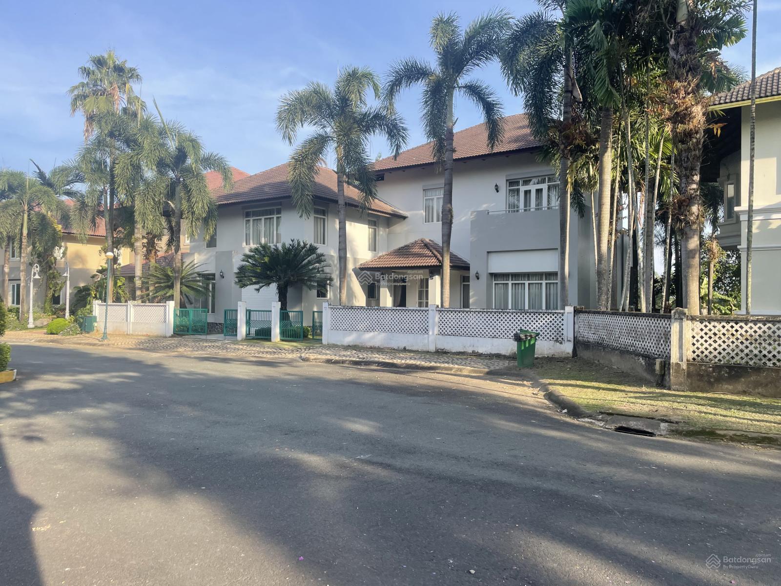 Cho thuê biệt thự 481m2 đất, 300m2 sàn Biên Hoà Newcity khuôn viên thoáng mát trước sau trên đồi