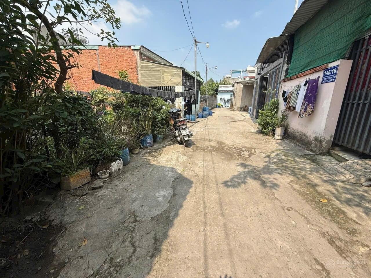 Chính chủ cần bán đất ở đường Nguyễn Trung Trực, Dĩ An. DT 281m2, thổ cư 100m. Sát chợ Dĩ An