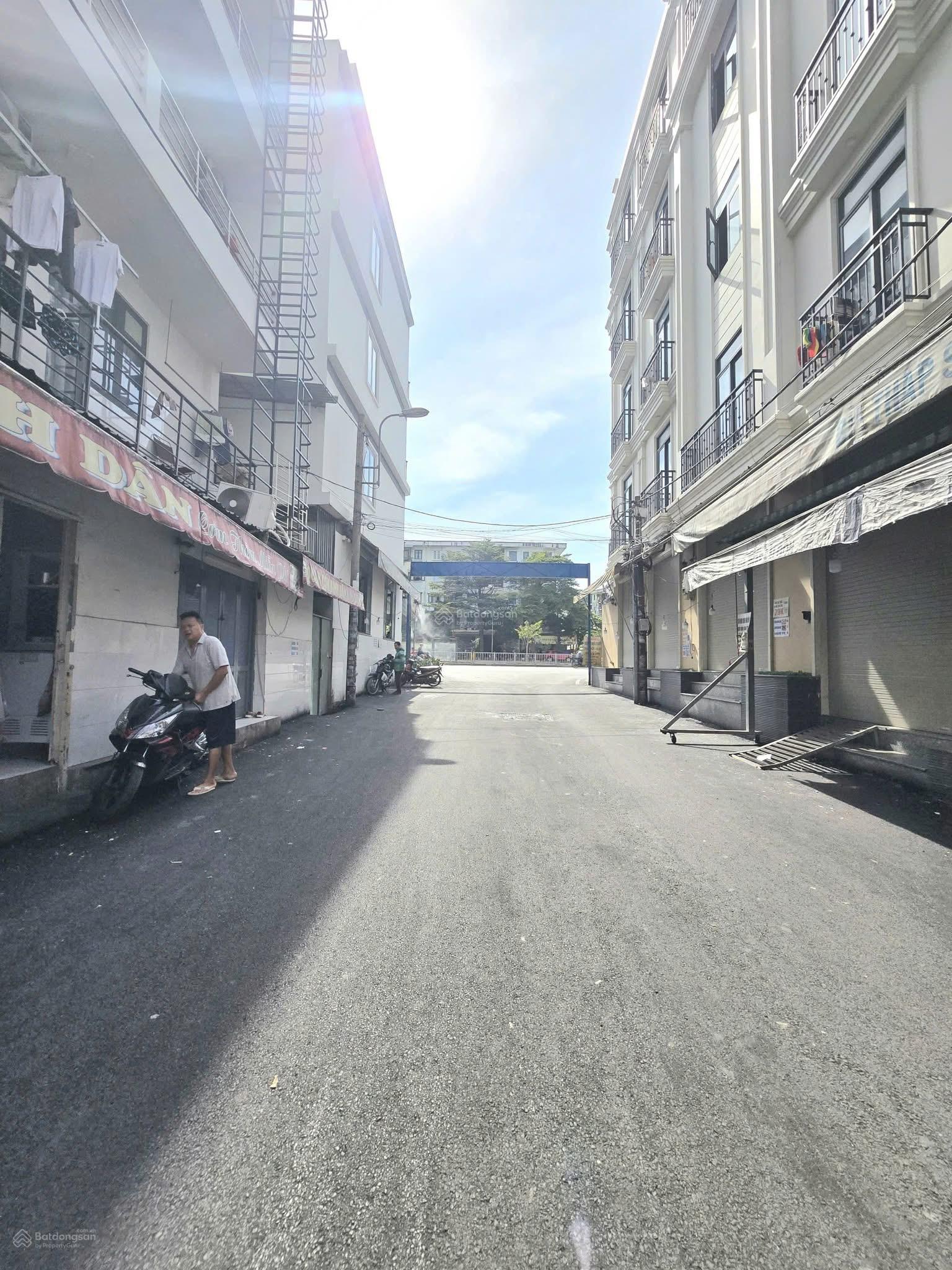 Mặt tiền thụt 6 tầng Dương Quảng Hàm, 80m2 4.2x18, Gần ĐH Văn Lang, Emart Phan Văn Trị