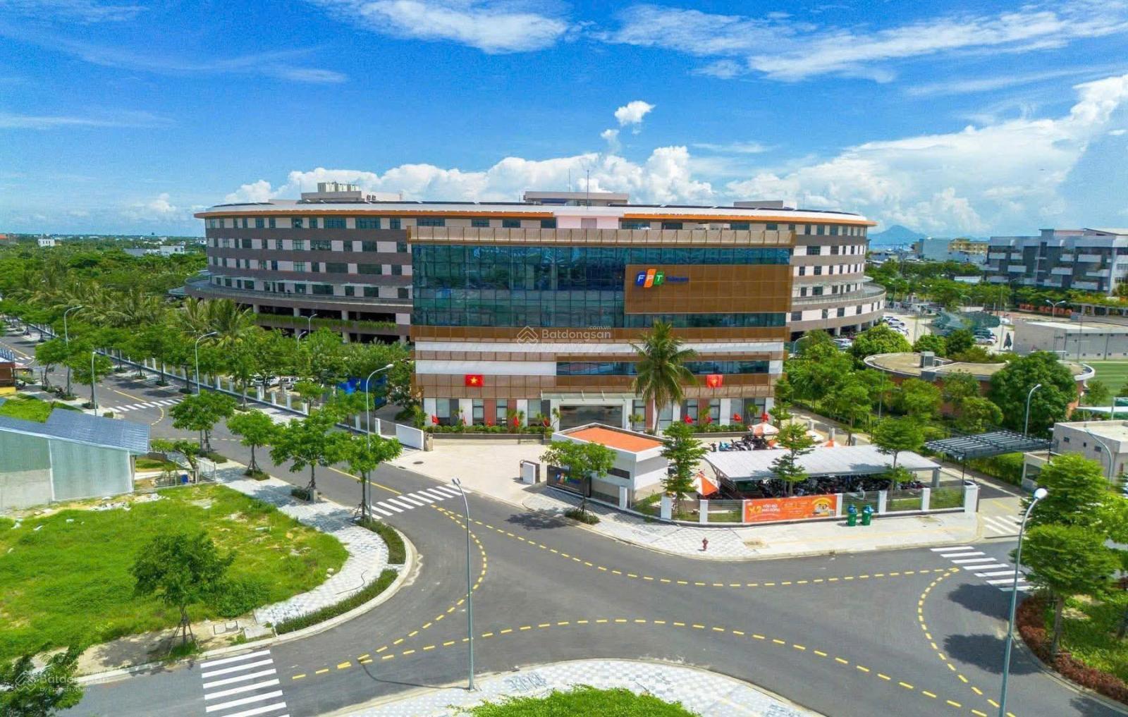 bán cặp đất 120x2 240m2. kẹp vệt cây xanh ngang 4m . đối diện trường Hy Vọng , khu v6 FPT ĐÀ NẴNG