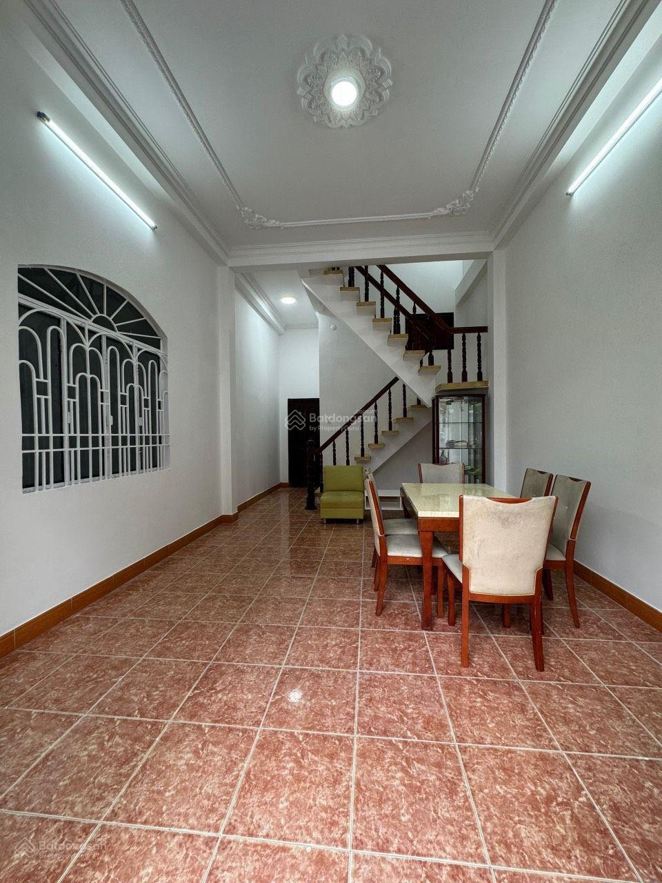 Bán nhà riêng 3 tầng,DTCN 93m2, 5.7x19m, 4PN, 3WC, đường Lê Đức Thọ, P17, giá hơn 8 tỷ