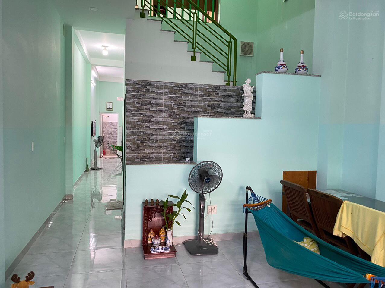 Bán nhà 3 tầng gần vòng xoay Phú Hữu, Quận 9, 118m2, 7.6tỷ, sổ hồng, BST đậu ô tô trong nhà