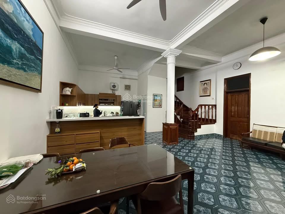 Bán đất tặng nhà phố Cầu Giấy, vị trí độc tôn. 15m ra ôtô tránh, dt145m2 sổ vuông, giá 30 tỷ nhỏ xí