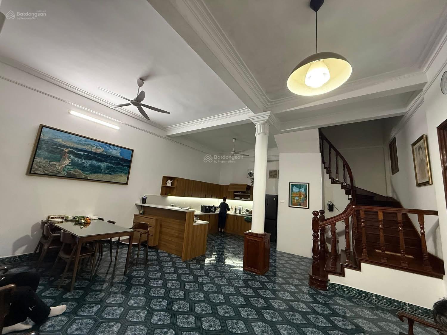 Bán đất tặng nhà phố Cầu Giấy, vị trí độc tôn. 15m ra ôtô tránh, dt145m2 sổ vuông, giá 30 tỷ nhỏ xí
