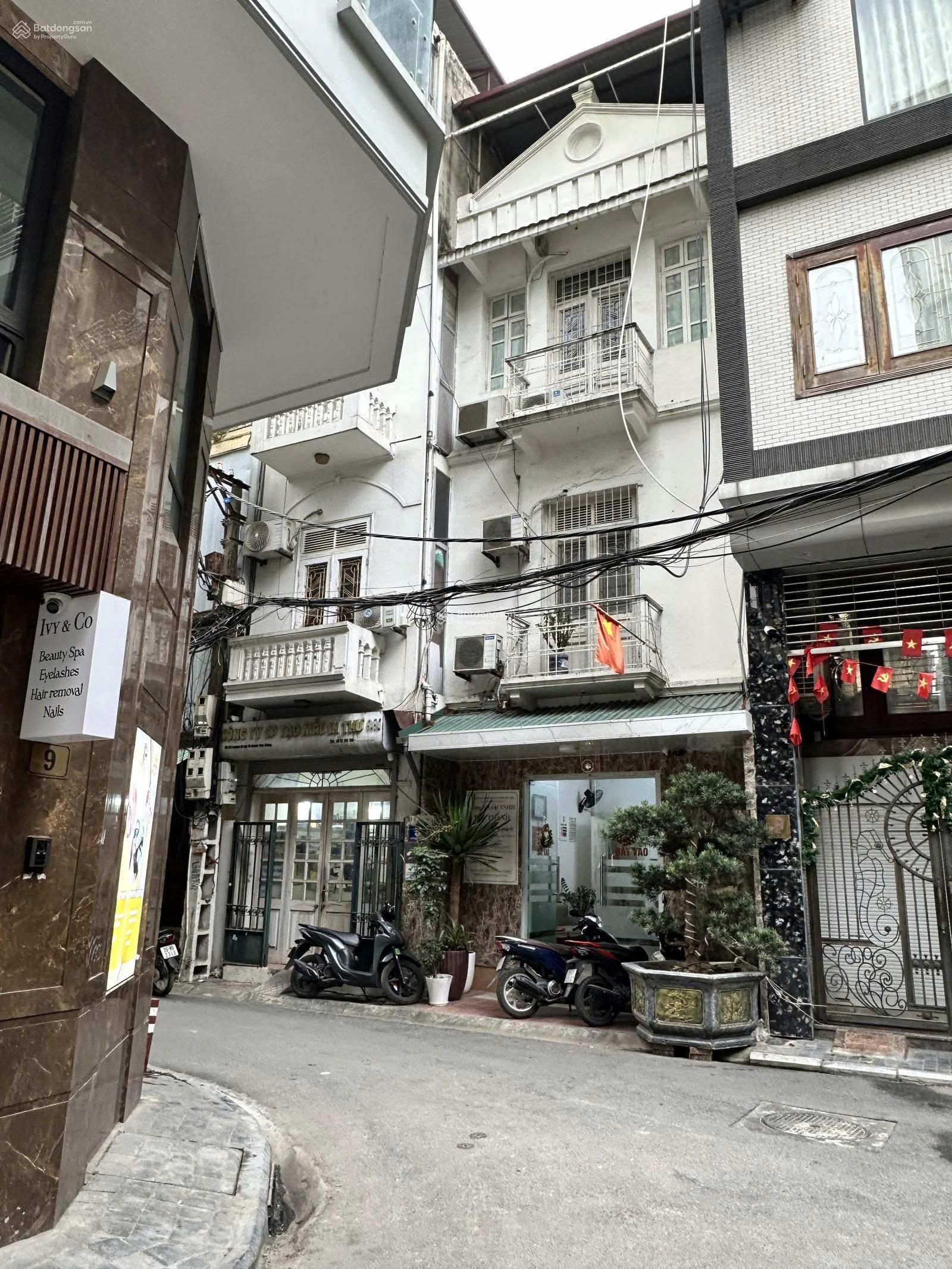 Cho thuê nhà đẹp phố Huỳnh Thúc Kháng, Đống Đa. DT 50m2, 3 tầng, 1 tum, ngõ oto. Giá 18 triệu(thg)