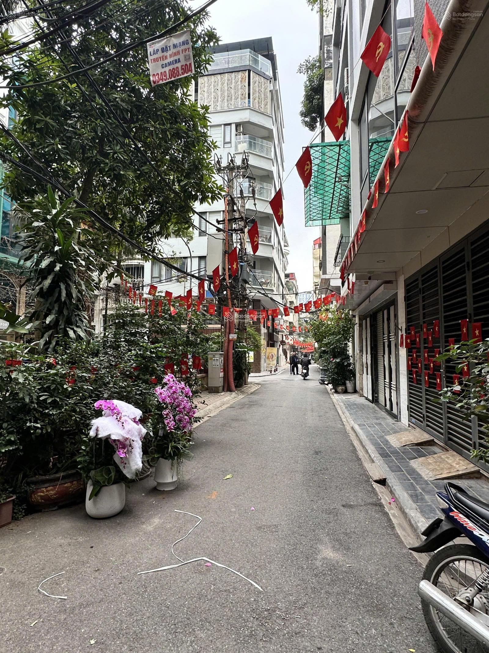 Cho thuê nhà đẹp phố Huỳnh Thúc Kháng, Đống Đa. DT 50m2, 3 tầng, 1 tum, ngõ oto. Giá 18 triệu(thg)