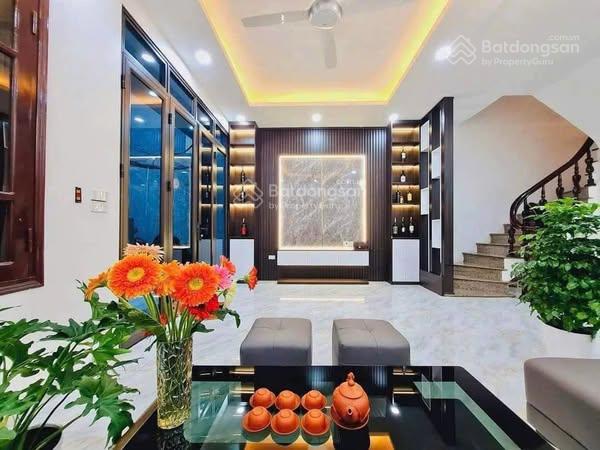 Cho thuê nhà mới Lạc Long Quân - Tây Hồ: DT 90m² x 4T, có Gara, nội thất hiện đại. Giá thuê 25tr