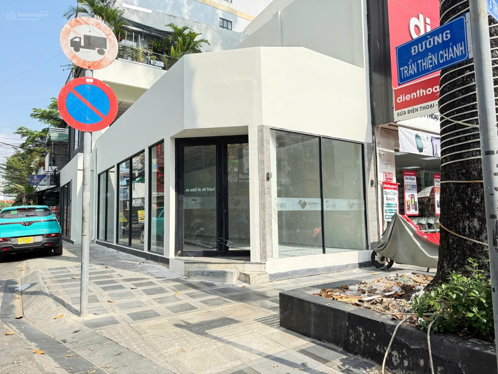 Cho thuê nhà góc 2 mặt tiền số: 300 đường 3/2, Quận 10. DT: 7x20m, 1 trệt 1 lầu, 110tr/th