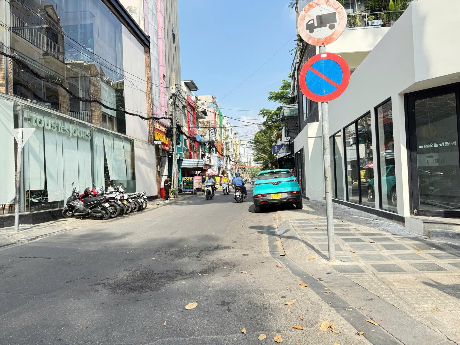 Cho thuê nhà góc 2 mặt tiền số: 300 đường 3/2, Quận 10. DT: 7x20m, 1 trệt 1 lầu, 110tr/th