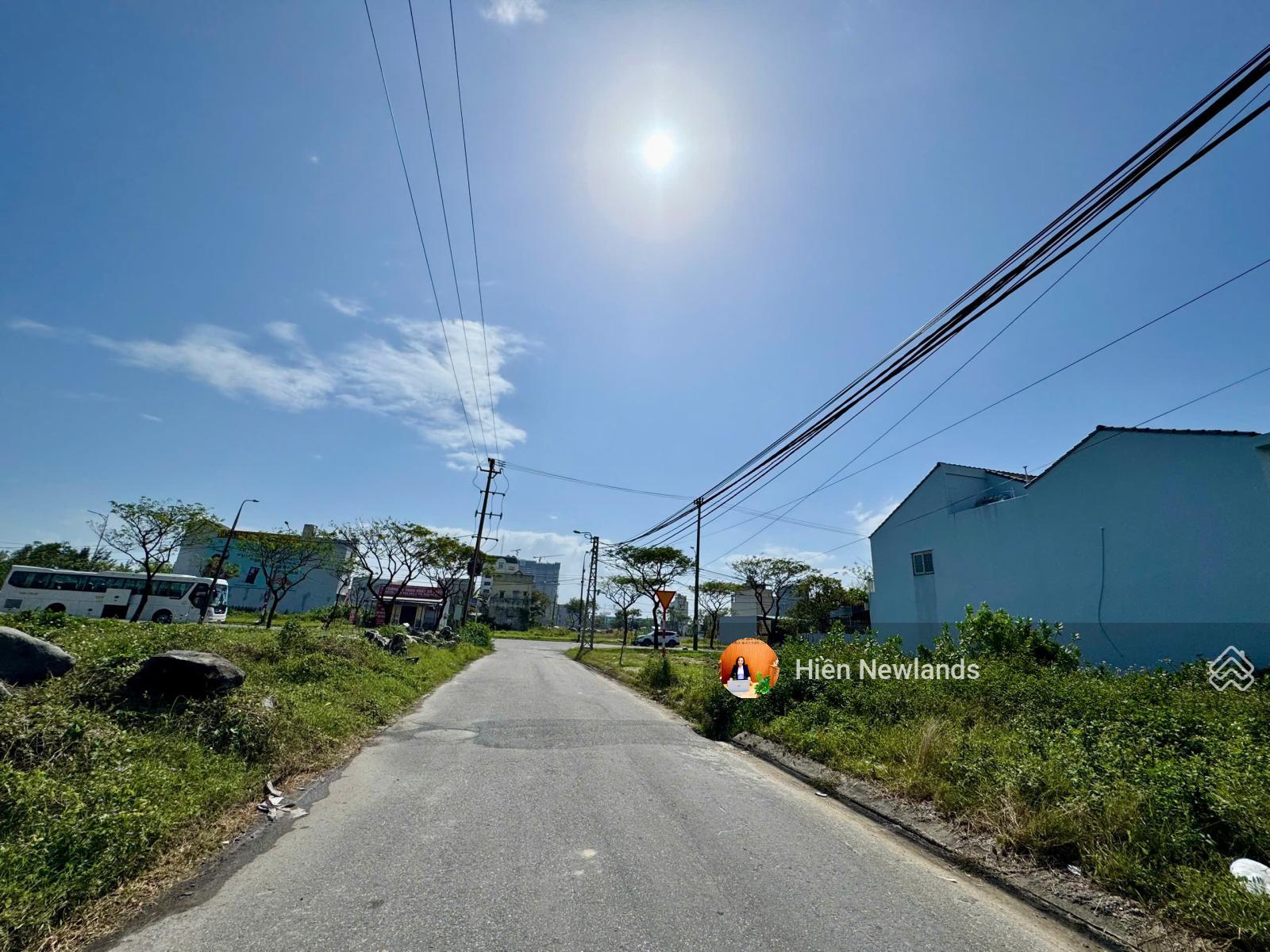 Bán lô đất đẹp 140m2 MT đường Nguyễn Phạm Tuân cách Trường Sa chỉ 100m, sát ngay bãi tắm Tân Trà