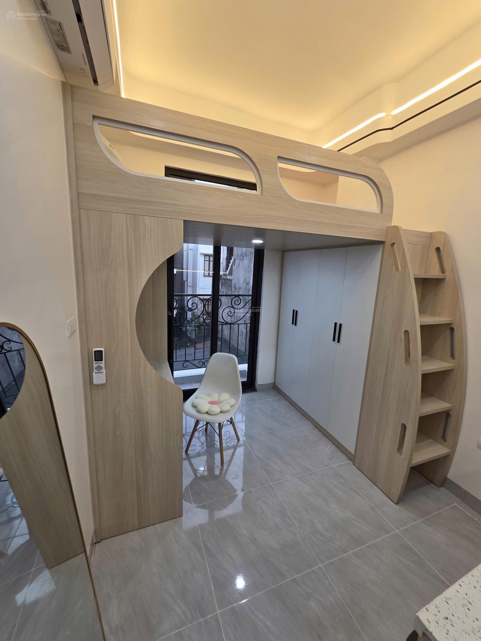 Chính chủ cho thuê phòng ban công, chỉ 5tr/th, nhận xe điện tại Đê La Thành, cách Vin Giảng Võ 100m