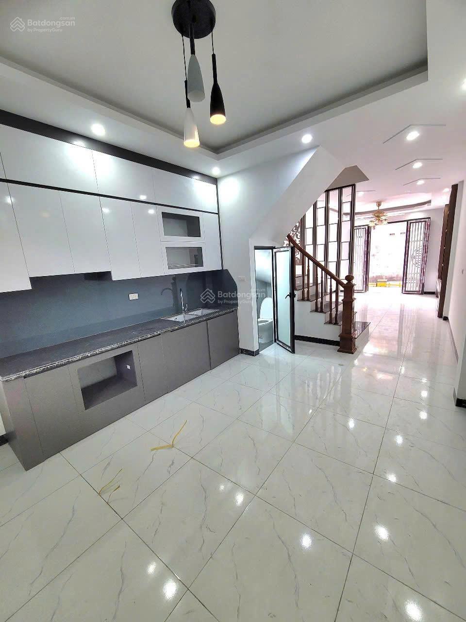 Nhà 3Tx50m2 trước nhà có sân để 4 - 6 xe máy ôtô đỗ gần 500m UBND Đông La chỉ 4,05 tỷ