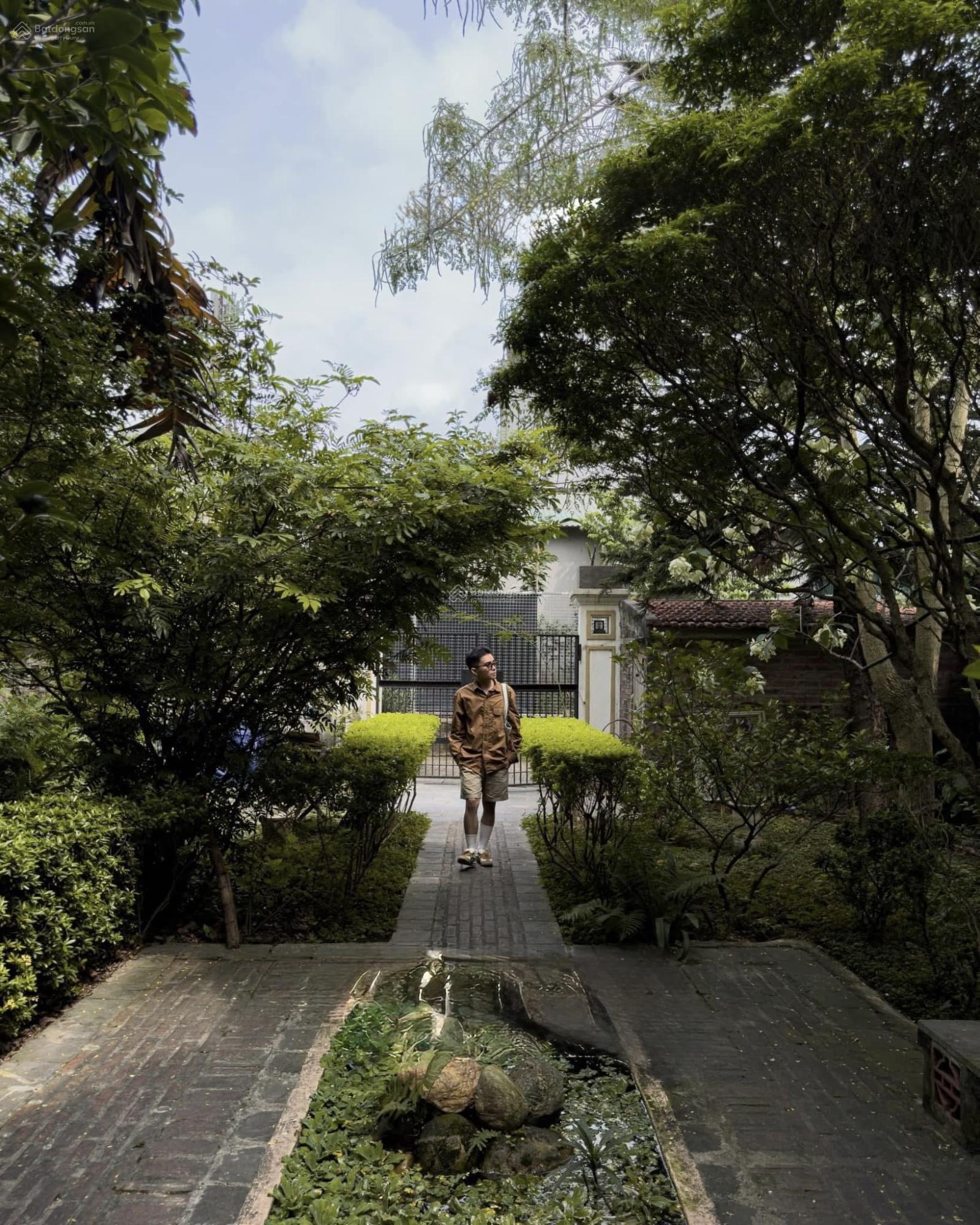 Bán biệt thự đường Bồ Đề Long Biên 340m2 x 4 tầng, sân vườn cực chill