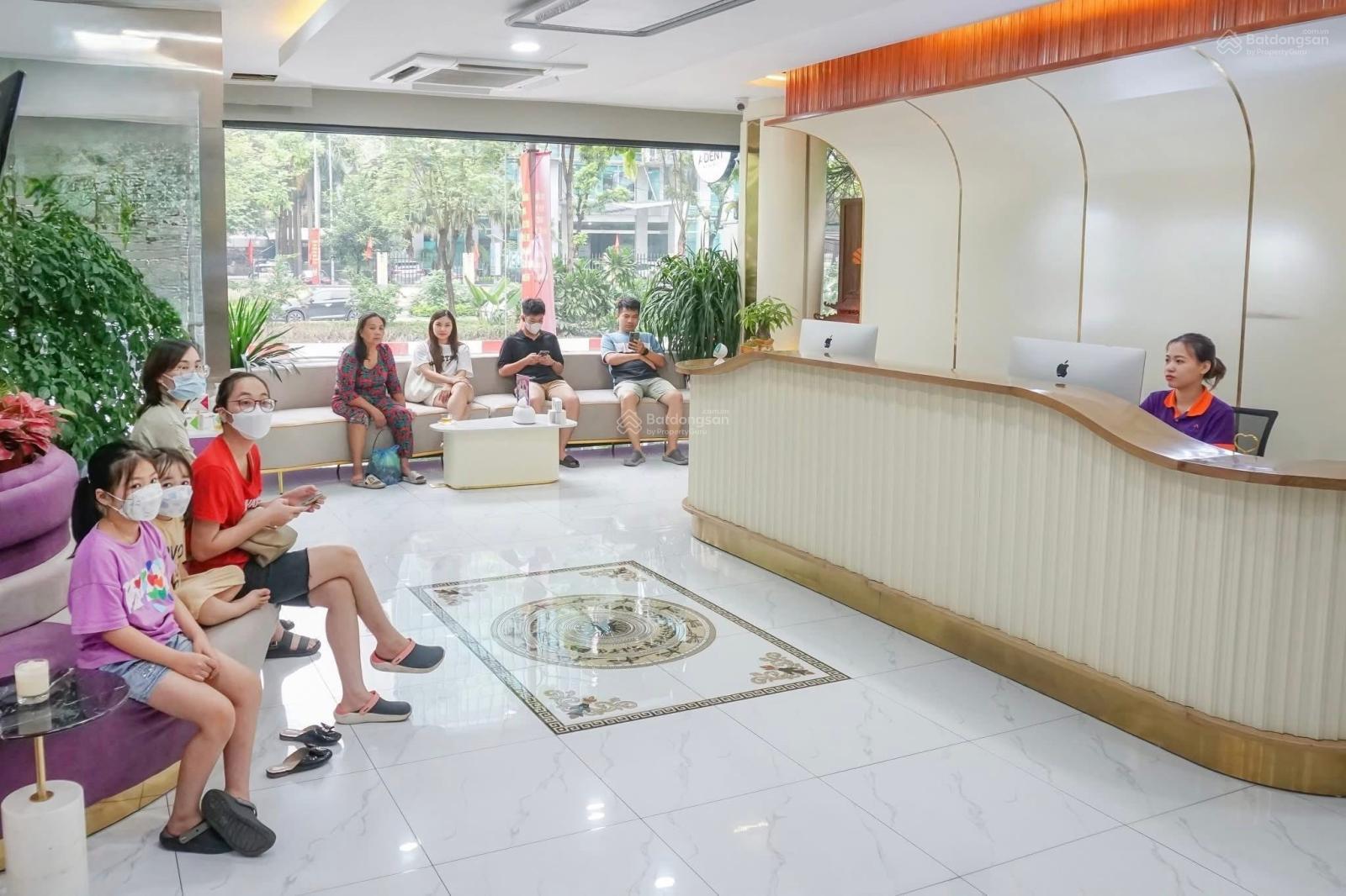 Cho thuê nhà mặt phố Liễu Giai Ba Đình lô góc 100m2 x 4 tầng, MT 8m - mới full kính