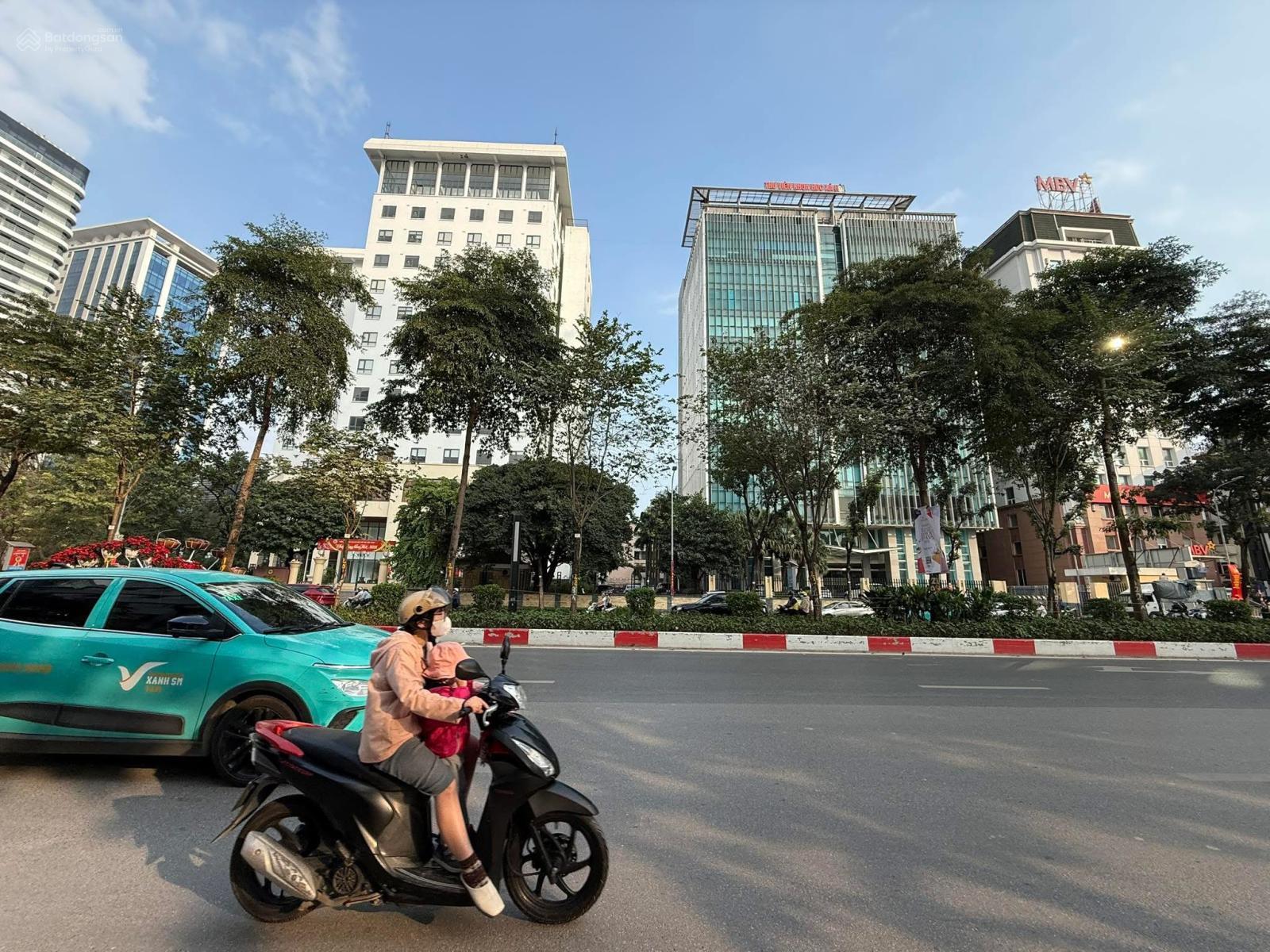 Cho thuê nhà mặt phố Liễu Giai Ba Đình lô góc 100m2 x 4 tầng, MT 8m - mới full kính