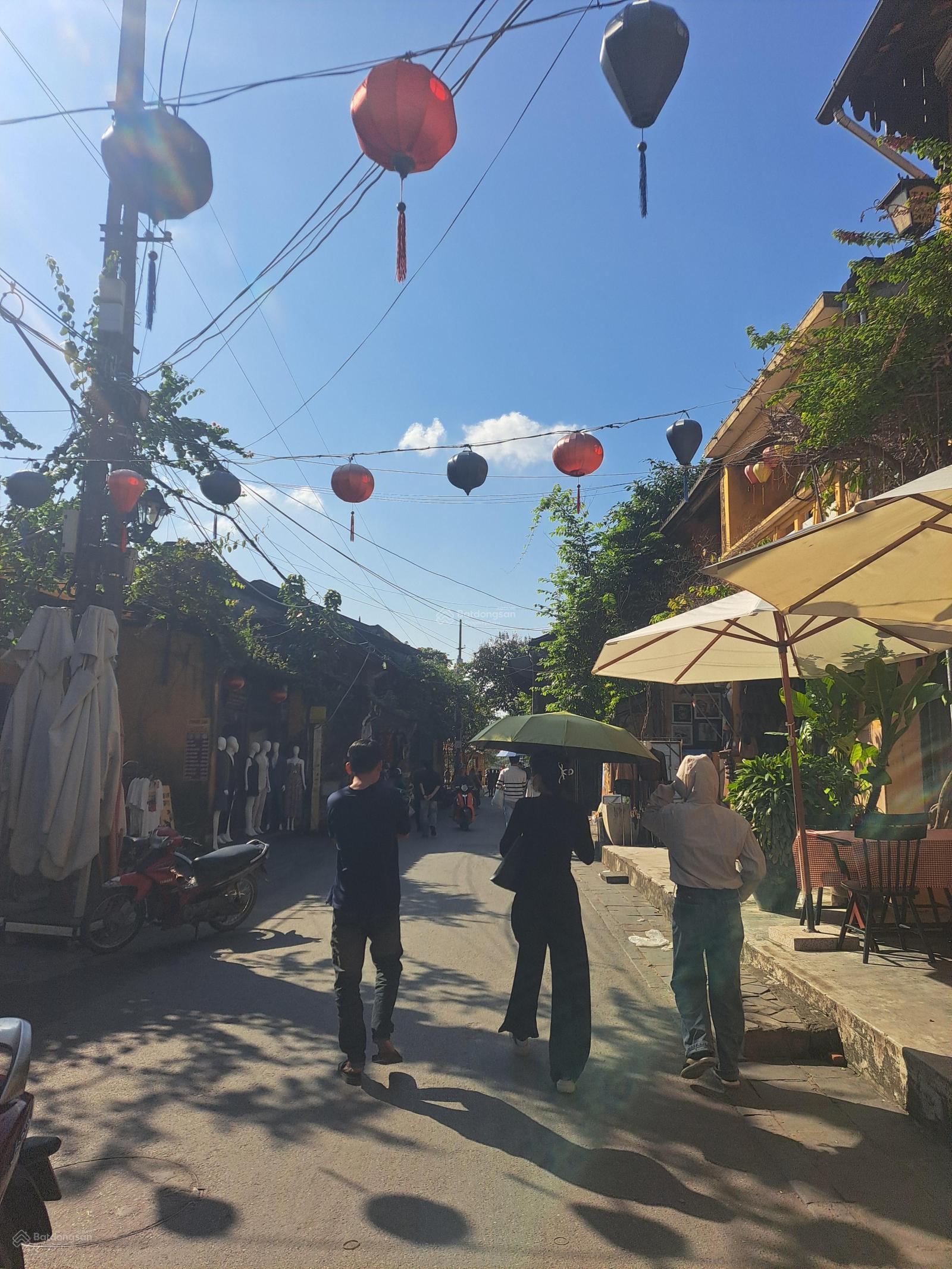 Nhà cổ 3 tầng mt Nguyễn Thái Học,có sân thượng nhìn phố đi bộ Hội An đẹp, giá tốt.