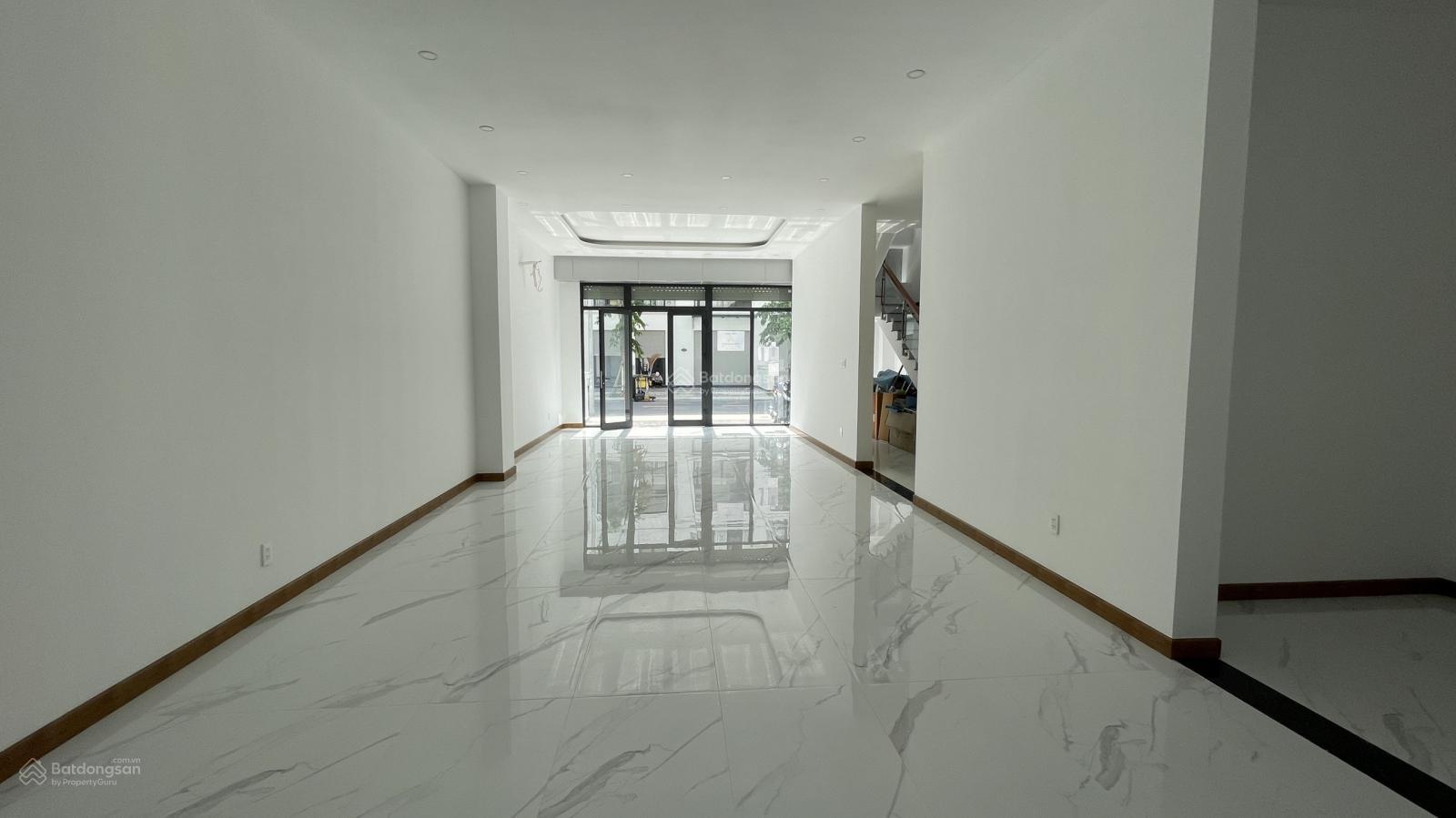 Cho thuê nhà phố liền kề loại TMDV 450m2 sàn. Có sẵn thang máy, máy lạnh tại Vinhomes Grand Park