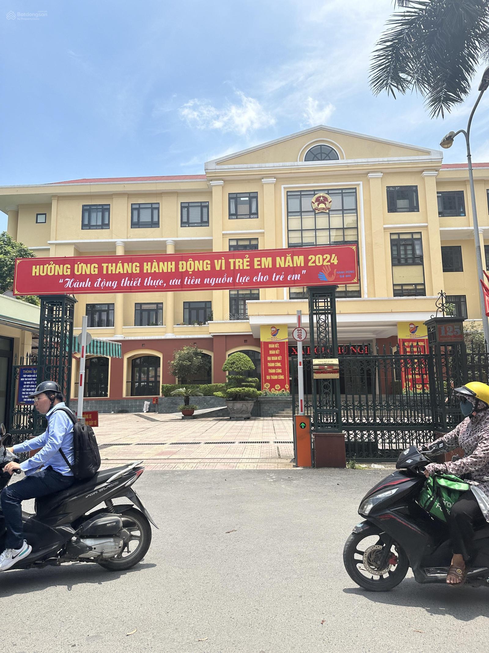 Bán nhà 3tầng DT200m2-MT8.8m-ôtô vào nhà-Phố phố Hồ Tùng Mậu-Nam Từ Liêm, hàng xóm Vincom.Giá: 33tỷ