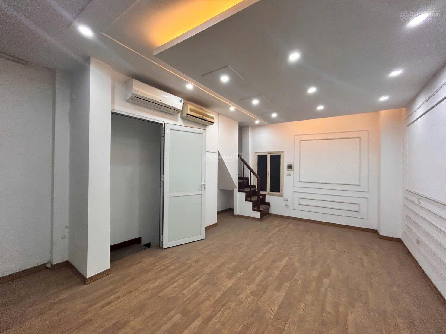 Bán gấp nhà mặt phố kim mã 25mx5t đẹp kd vỉa hè rộng lô góc giá 14,5 tỷ