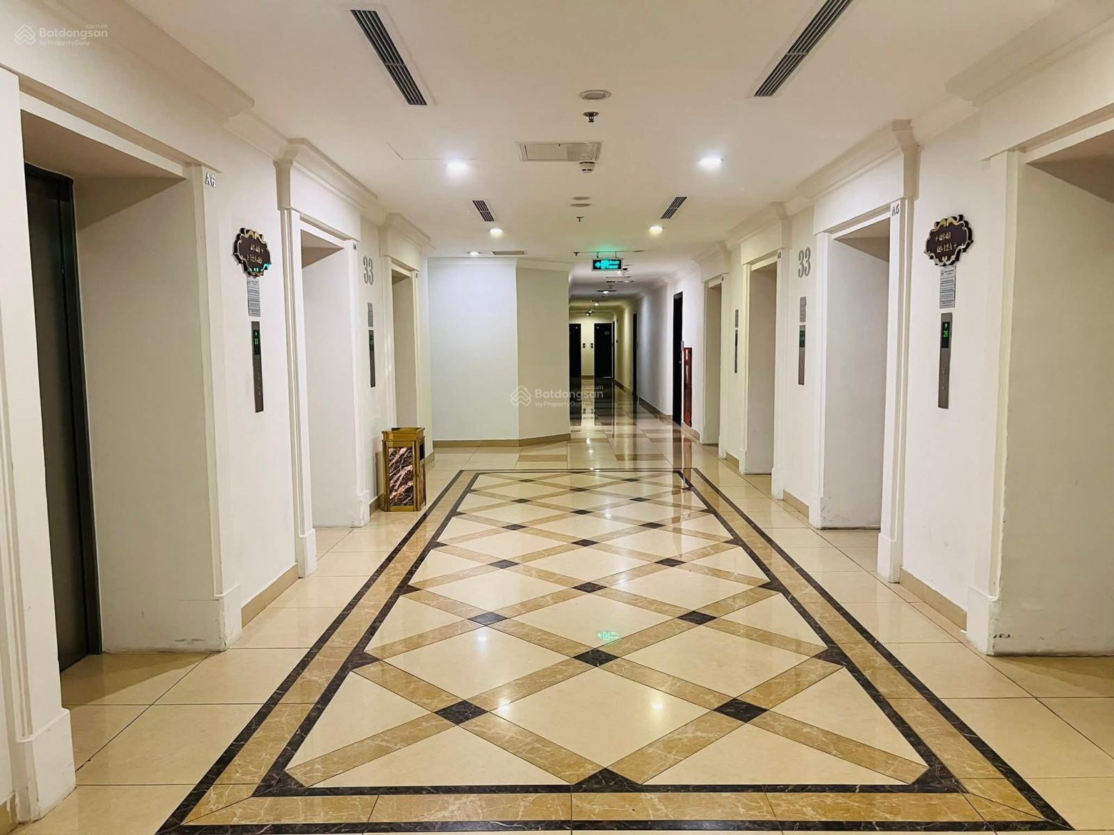 Bán căn chung cư tòa R5 Royal City. DT 124m2 gồm 2PN, 2WC. Full nội thất. Giá TL