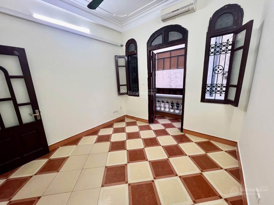 Cho thuê nhà riêng ngõ 18 Huỳnh Thúc Kháng, Đống Đa. DT 50m2, 5 tầng, ngõ oto, trung tâm. 25 triệu