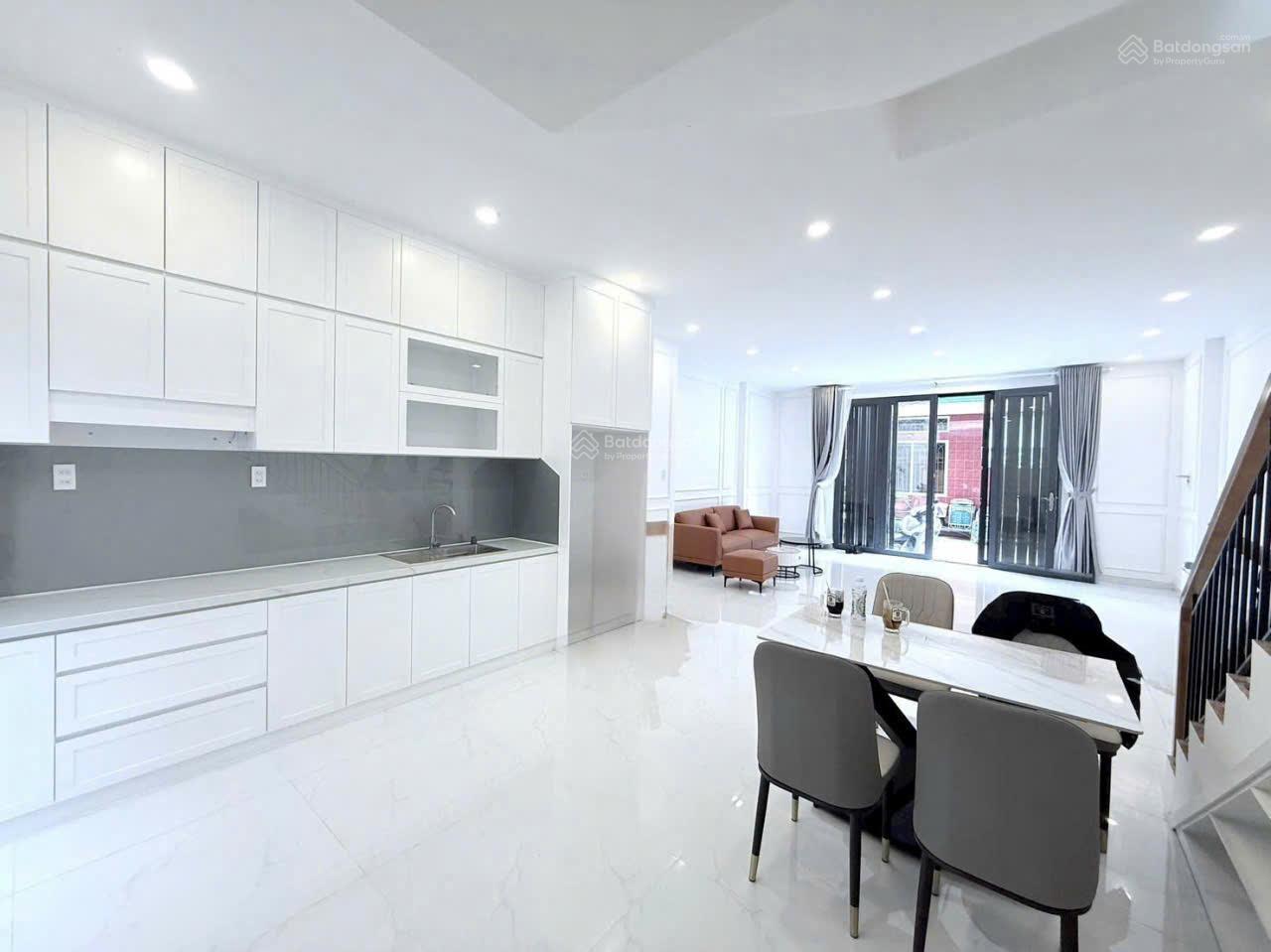 Cần bán nhà Lạc Long Quân 6x12m, 1 trệt 2 lầu, 4PN 5wc, 8,5 tỷ