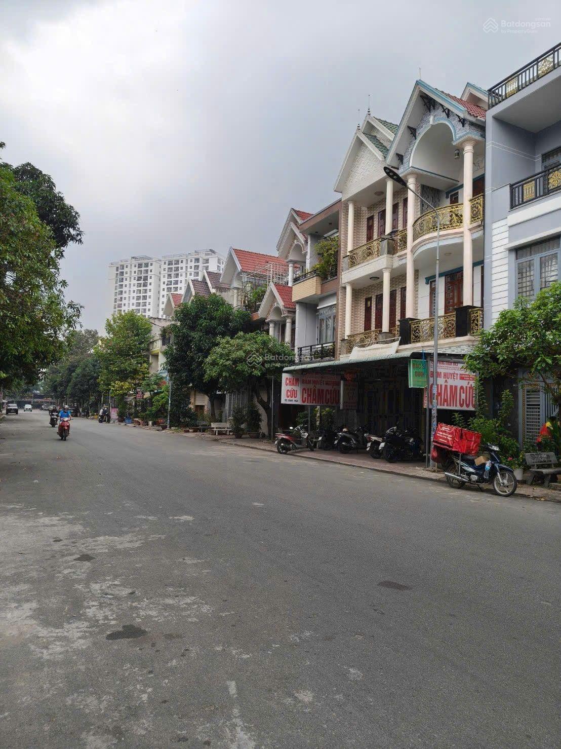 Nhà phố 2 lầu trệt mặt tiền đường trục chính KDC Toa Xe Lý Thường Kiệt Dĩ An