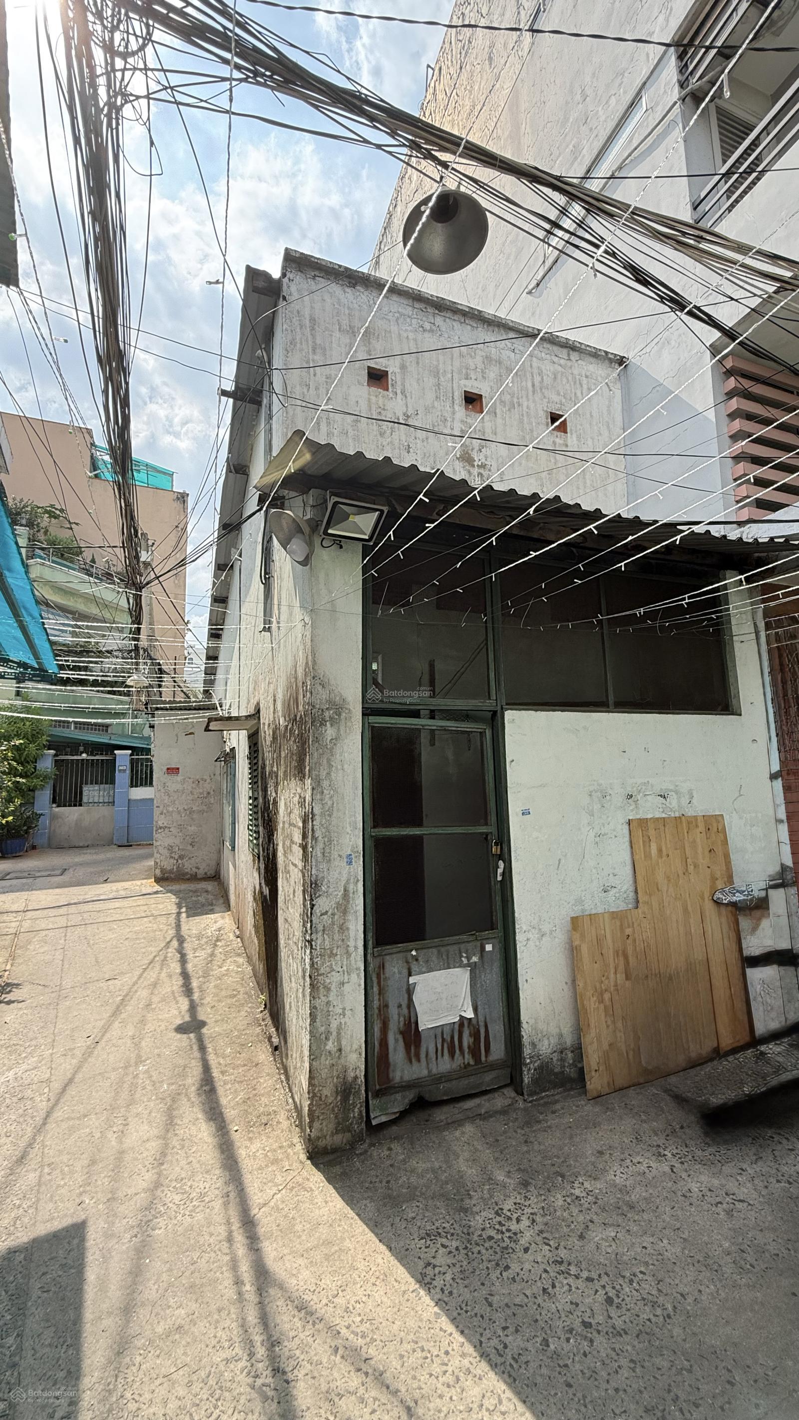 Nằm ngay vị trí đẹp DT công nhận đủ trên sổ Cách Mạng Tháng 8 hẻm VF3