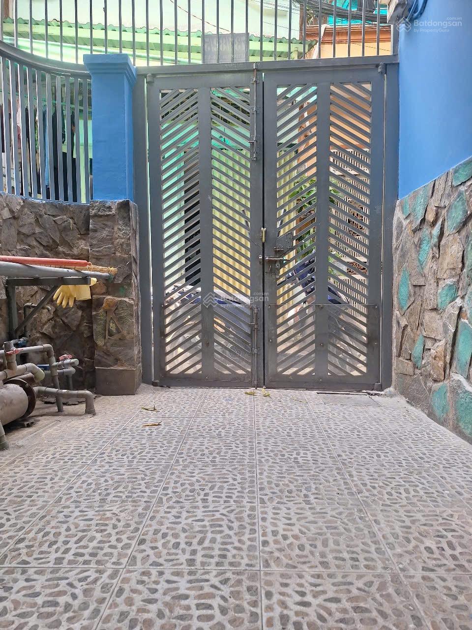 Nhà 737/ Lạc Long Quân, 3x12, nh 6m, 2 tầng, ban công, 2pn 3wc giá 9tr