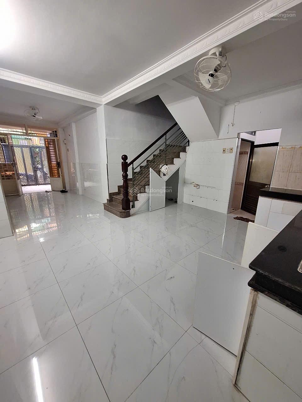 Nhà 737/ Lạc Long Quân, 3x12, nh 6m, 2 tầng, ban công, 2pn 3wc giá 9tr