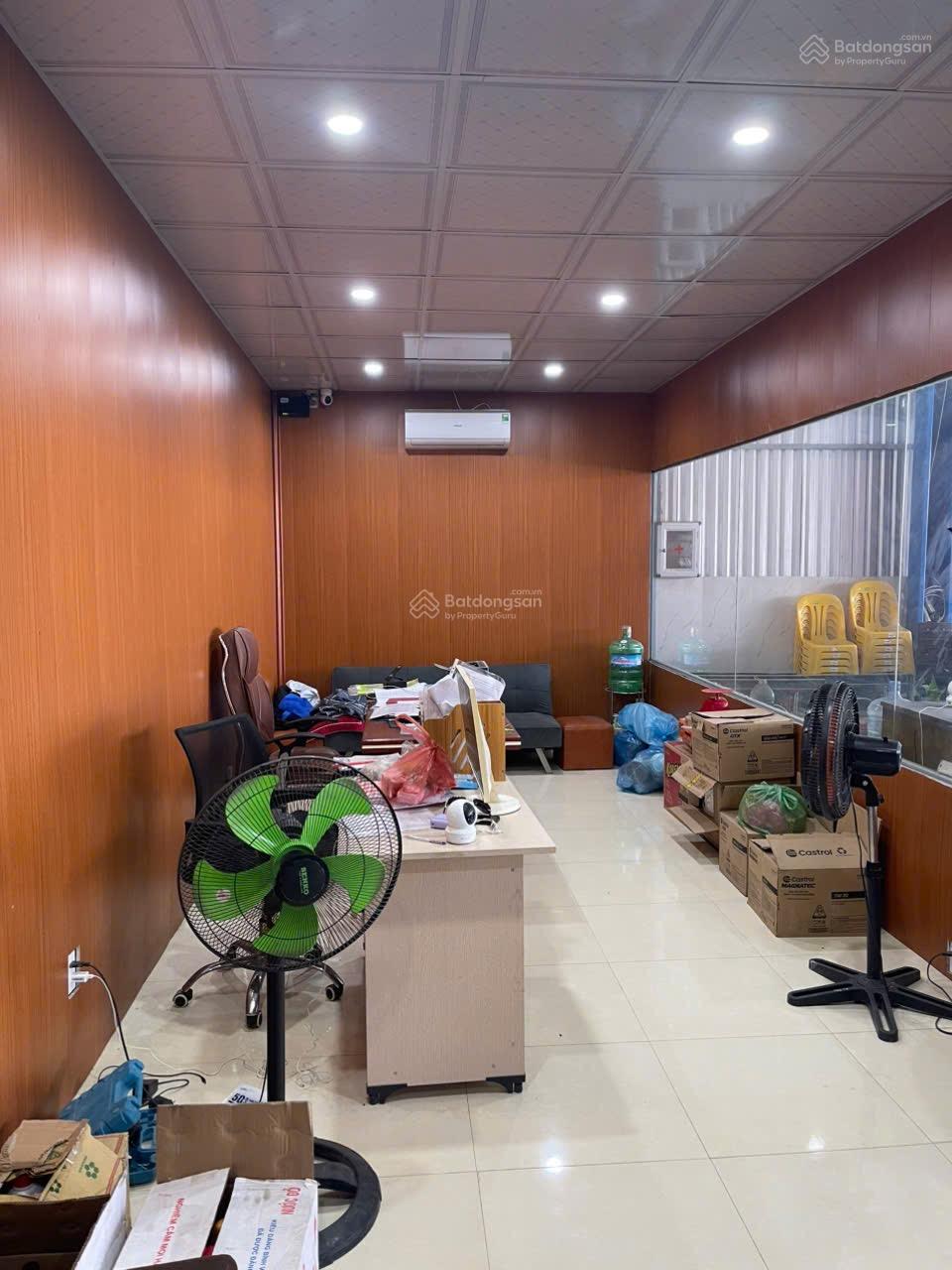 Kho mt đường 10m5 xe container vào thoải mái , cach đường quốc lộ 50m
Dt 500m ngang 20m ( 300m là k