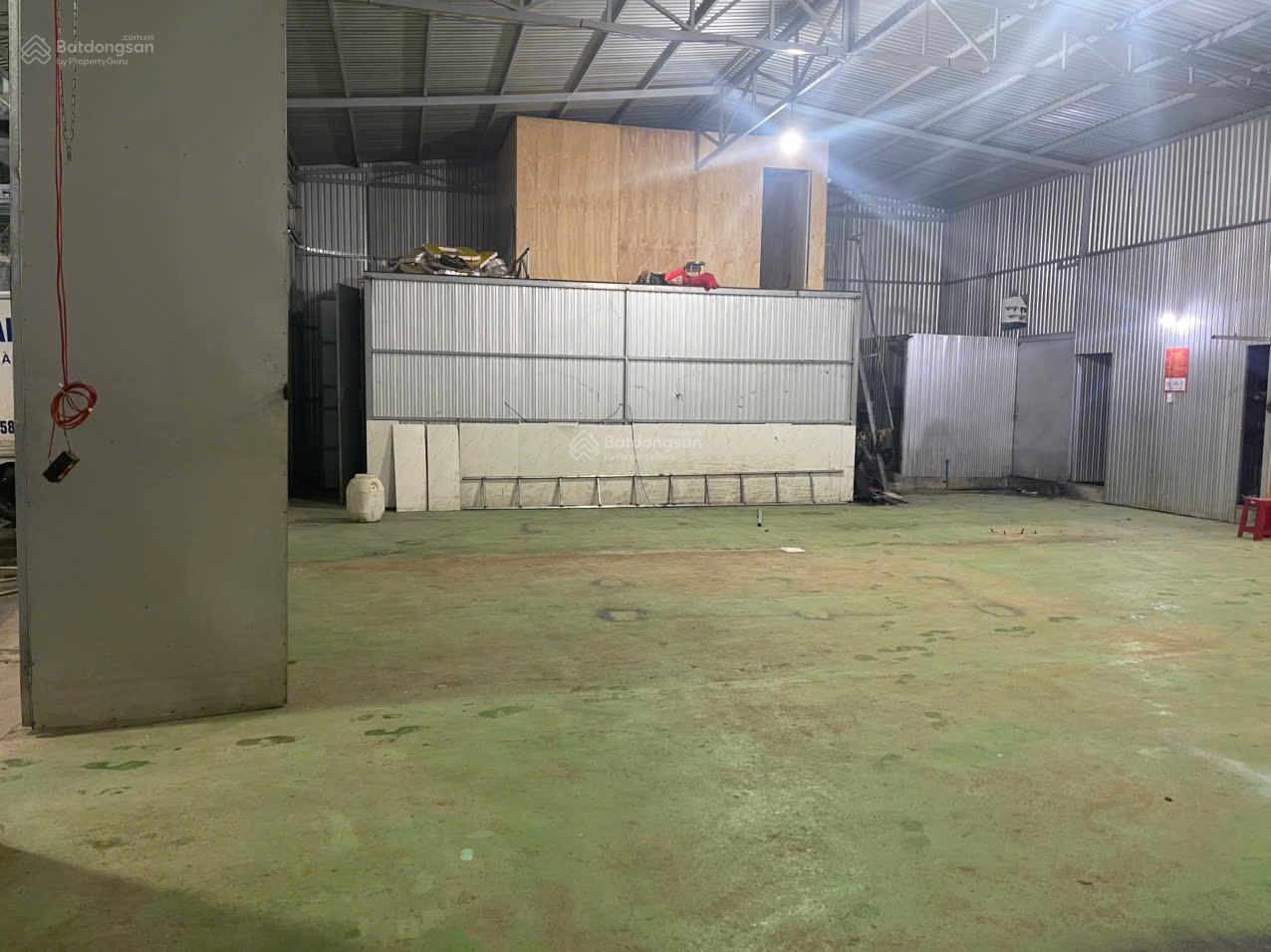 Kho mt đường 10m5 xe container vào thoải mái , cach đường quốc lộ 50m
Dt 500m ngang 20m ( 300m là k