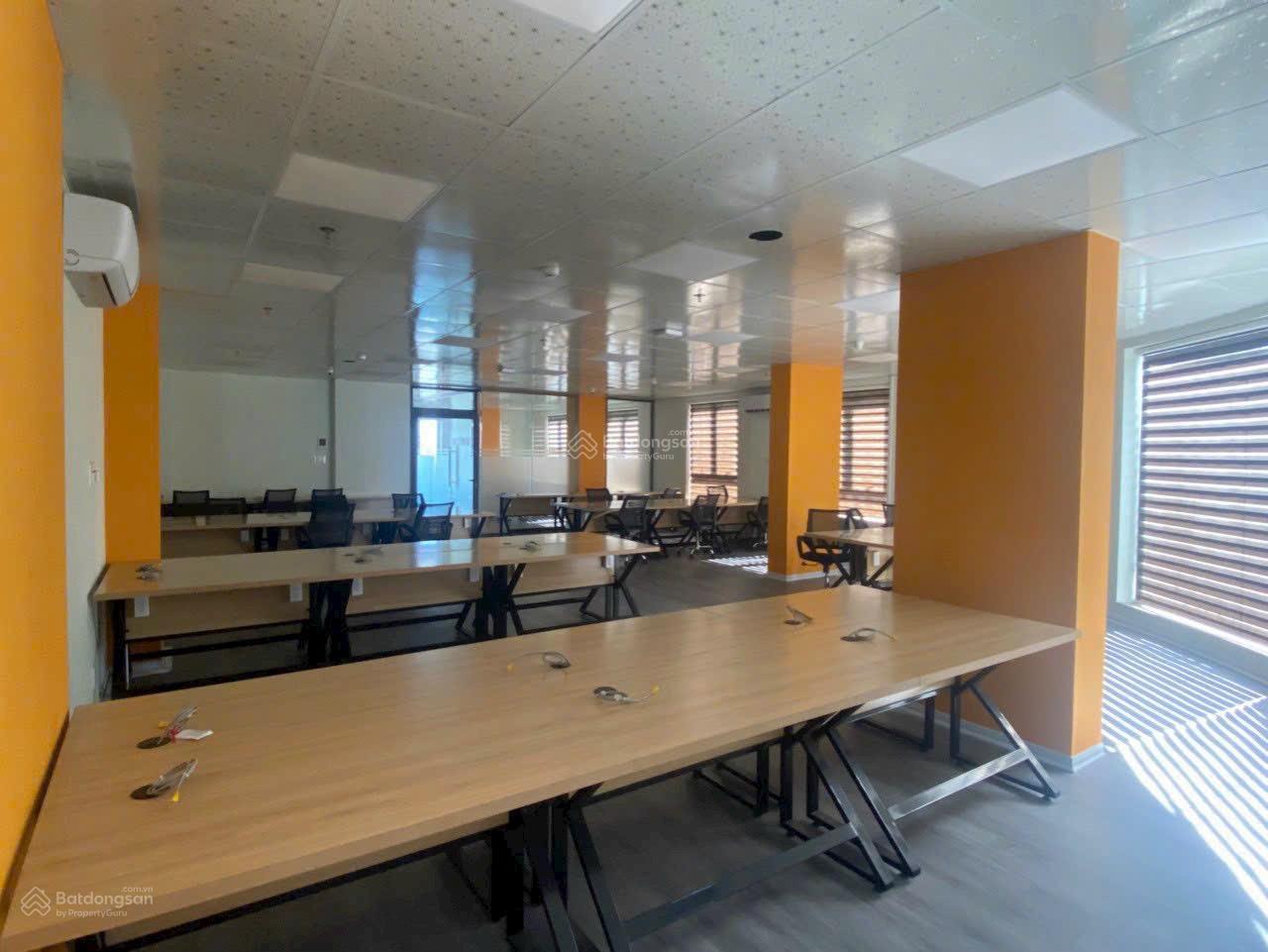 cho thuê toà văn phòng SIÊU PHẨM
- Diện tích thuê : tầng 4-5-8 (mỗi tầng 170m2)
- Hệ thống bàn ghế,