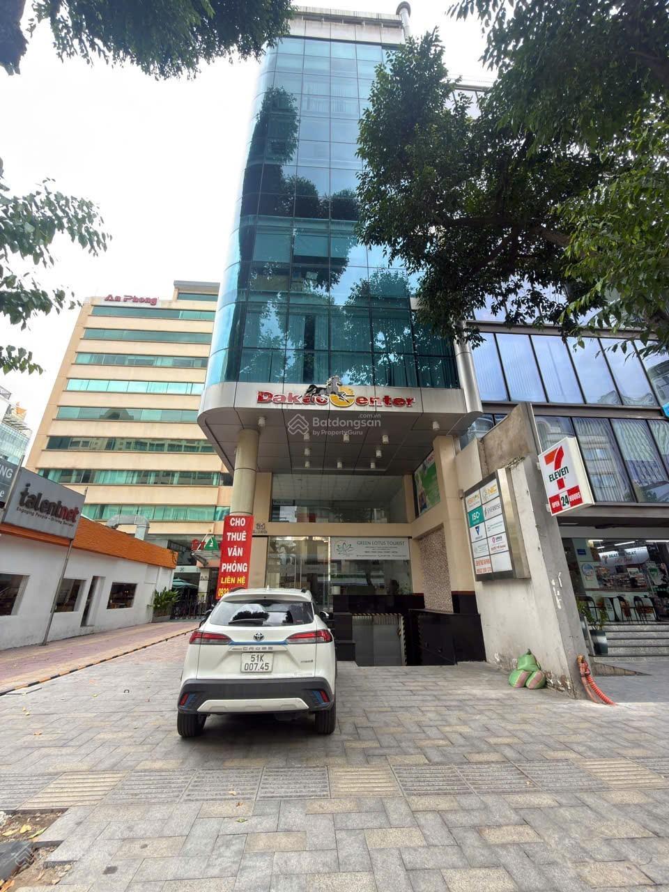 Bán khách sạn mặt phố Nguyễn Trãi, Q1. 24PN, dòng tiền thuê 2,6 tỷ/ năm