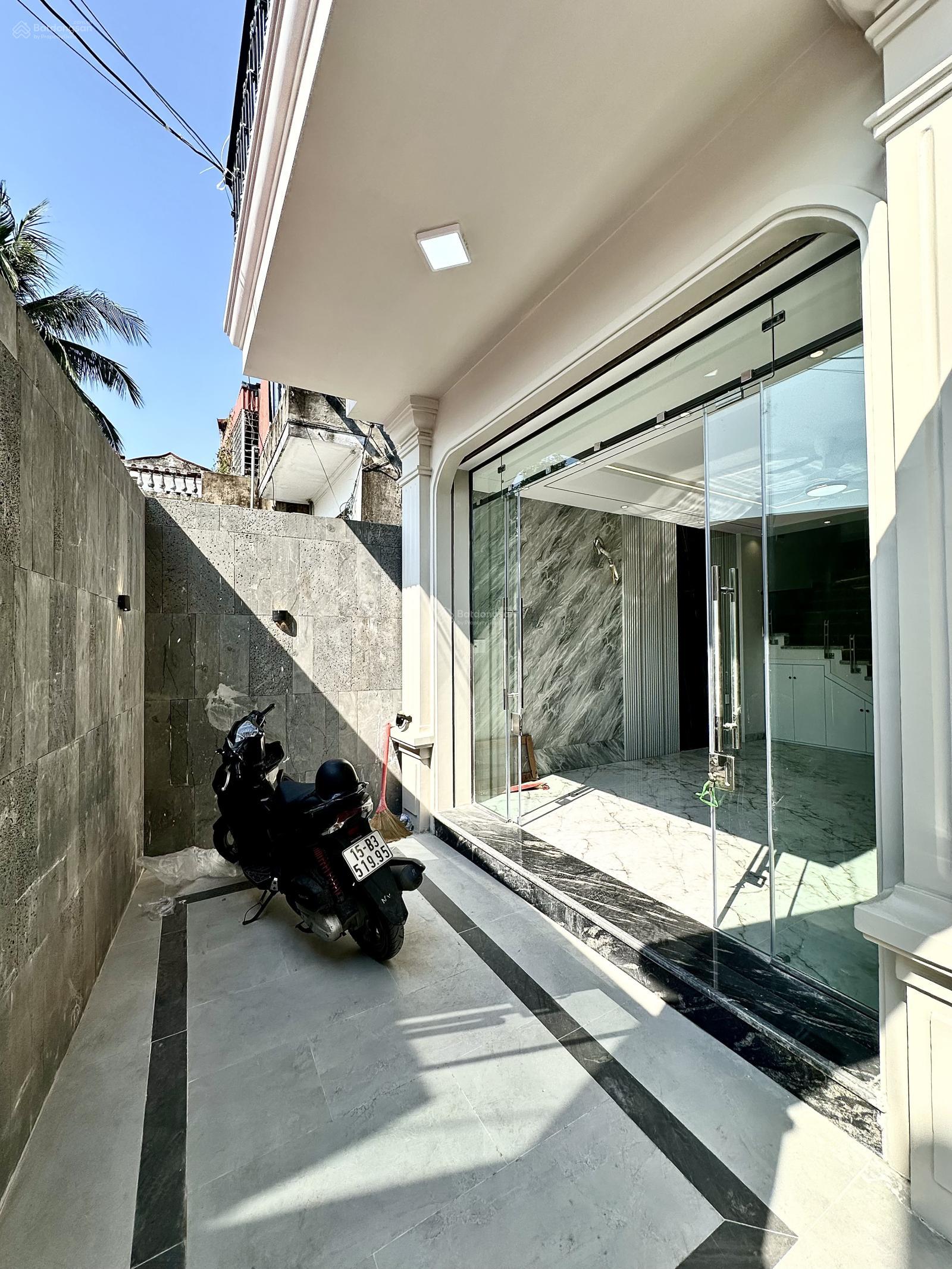 Nhà sân cổng riêng, độc lập phố Đình Đông